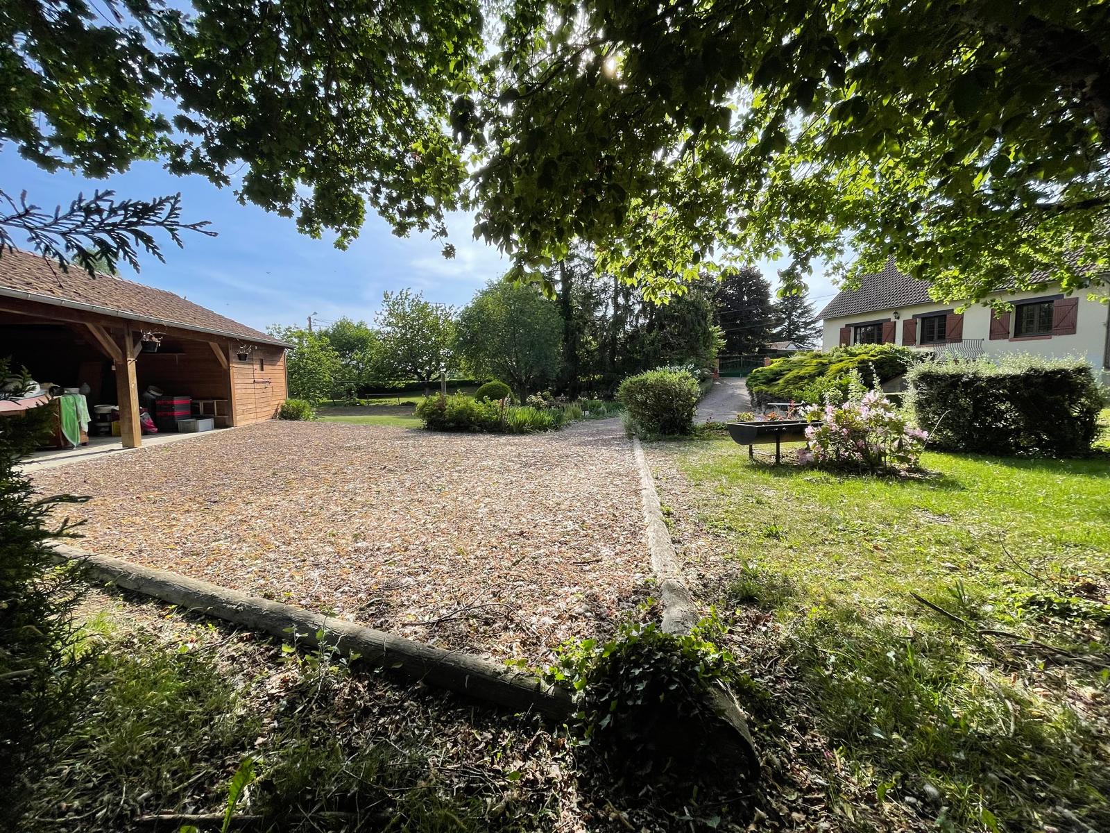 20mn&rsquo;s de Bourges – Maison offrant 112m² avec agréable jardin et double garage
