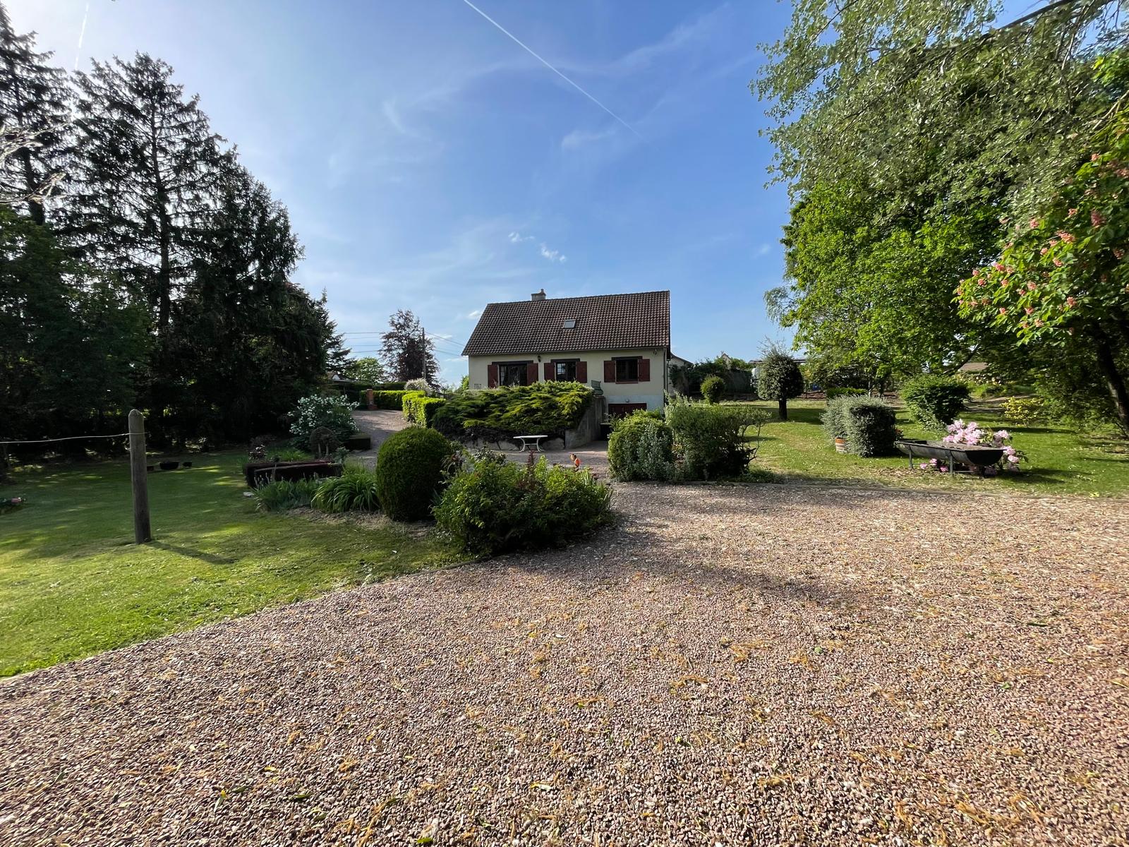 20mn&rsquo;s de Bourges – Maison offrant 112m² avec agréable jardin et double garage