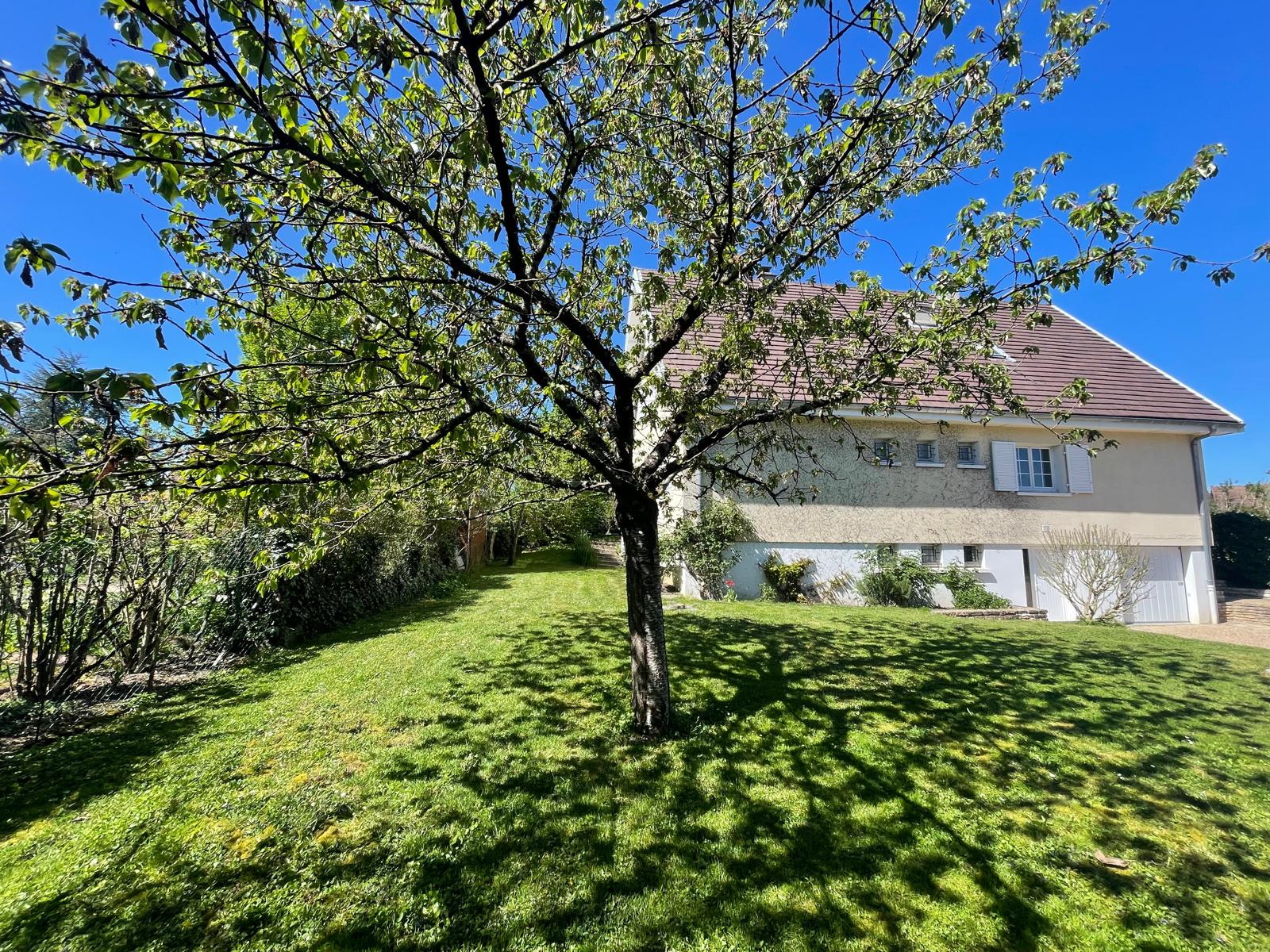 Saint-Doulchard – Belle maison de famille avec agréable jardin
