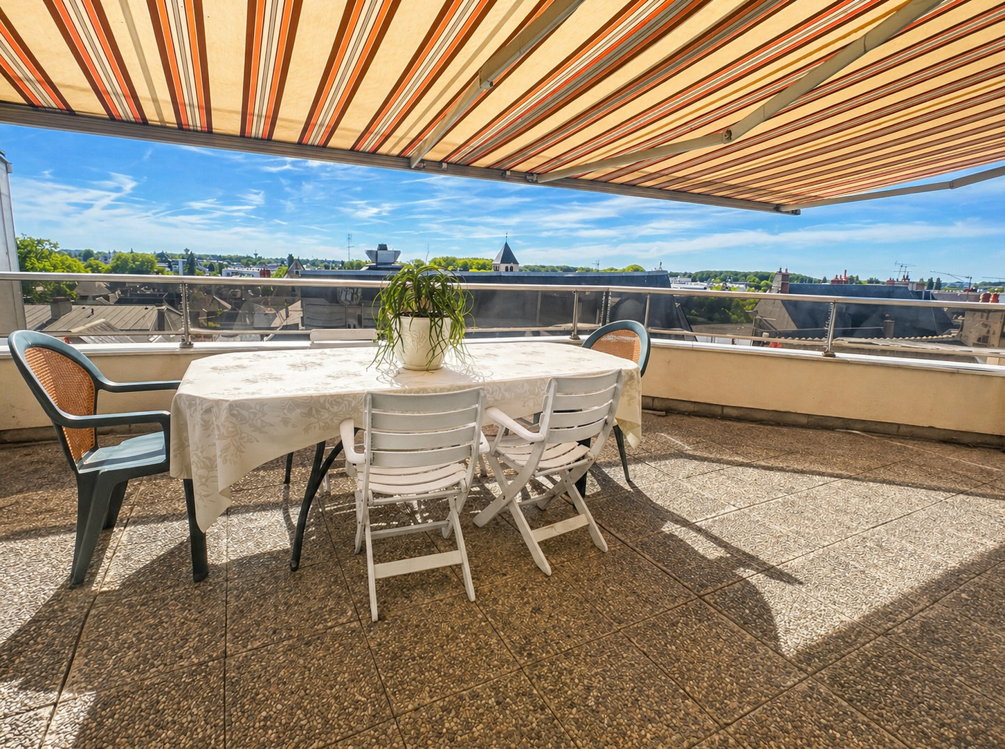 Magnifique appartement type 6 avec vue panoramique bénéficiant d&rsquo;un garage, situé dans le centre historique de Bourges - Image principale