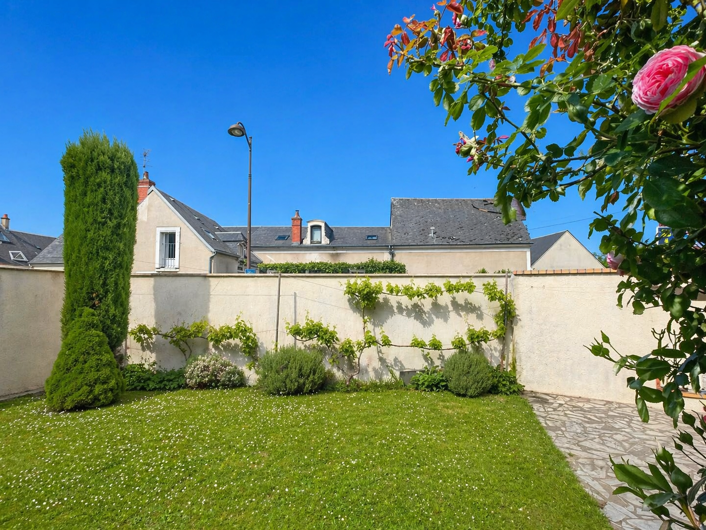Charmante maison de ville avec jardinet, grange et stationnements