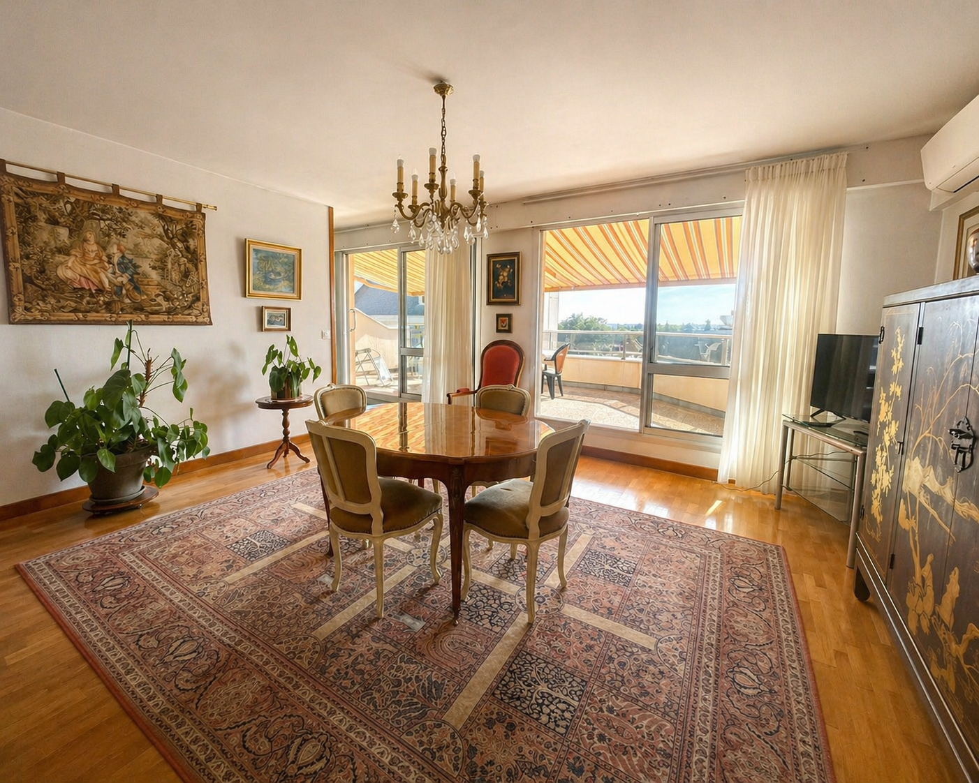 Magnifique appartement type 6 avec vue panoramique bénéficiant d&rsquo;un garage, situé dans le centre historique de Bourges