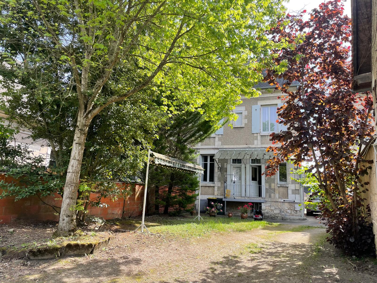 Belle maison de famille du XXème siècle offrant 160m² avec jardinet cour intérieure