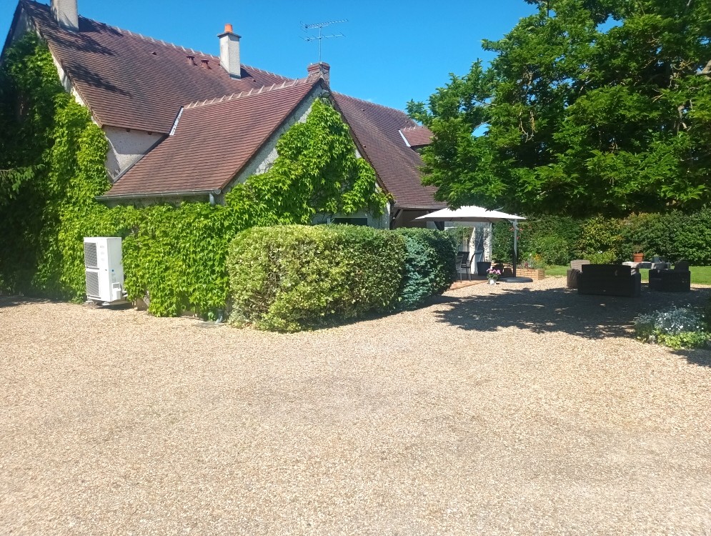 Maison de charme rénovée située à la campagne à 7 kms de Saint Florent sur Cher