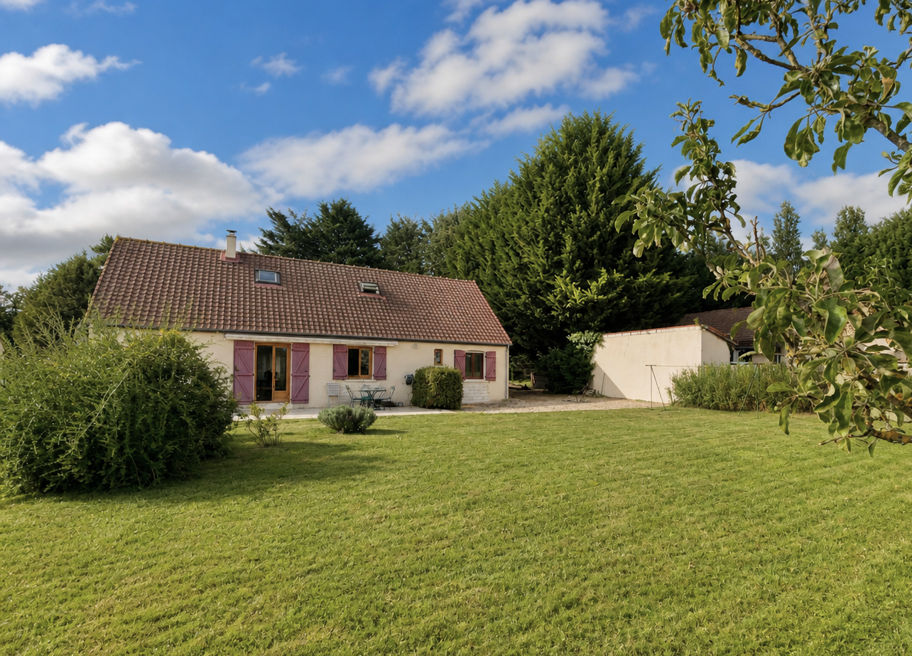 Proche Bourges – Maison traditionnelle offrant 133m² habitable avec jardin et bâtiment garage