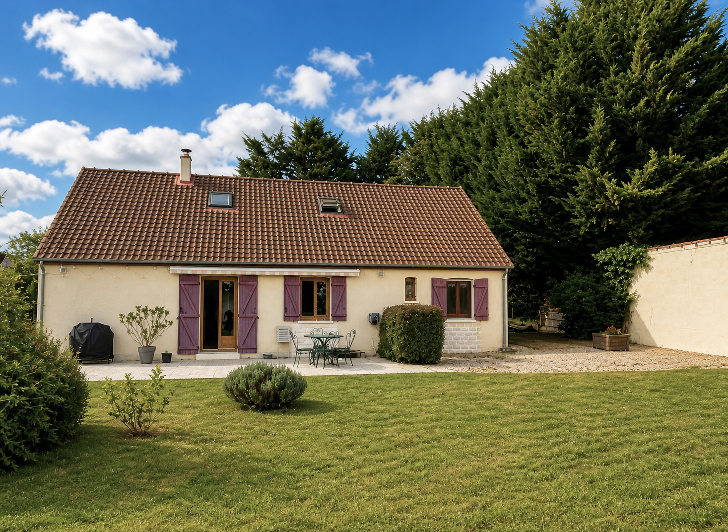 Proche Bourges – Maison traditionnelle offrant 133m² habitable avec jardin et bâtiment garage