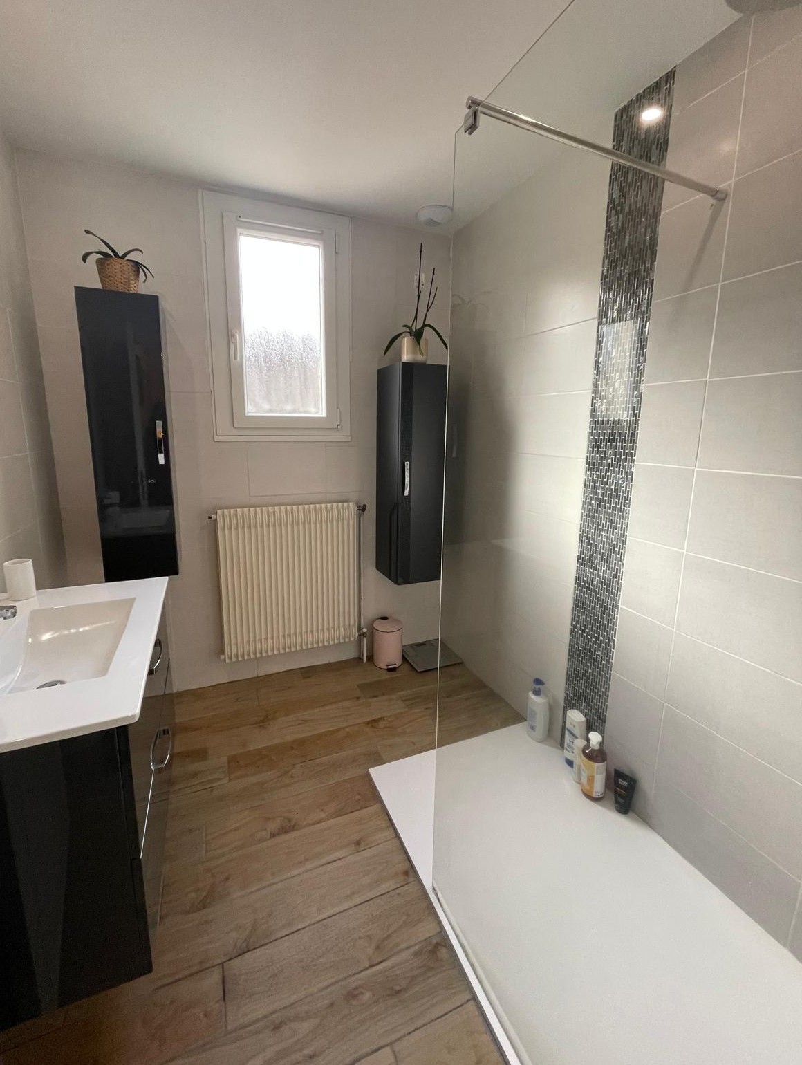 Charmante maison de famille sur 160 m² avec piscine, rénovée avec goût située dans un environnement boisé