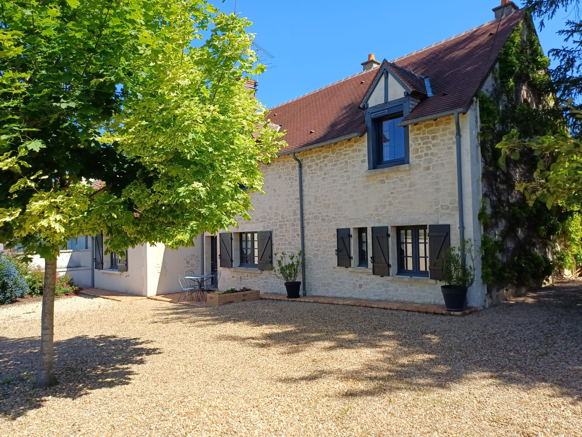 Maison de charme rénovée située à la campagne à 7 kms de Saint Florent sur Cher