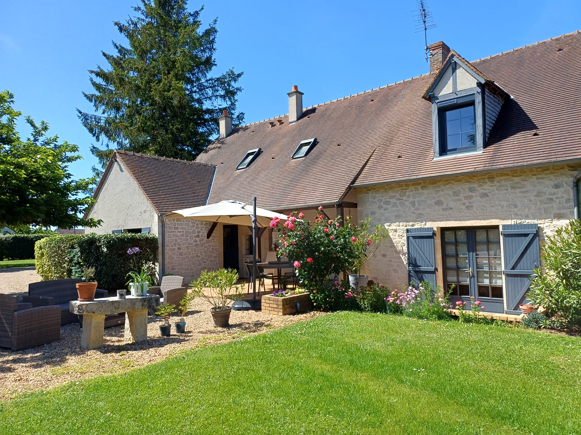 Maison de charme rénovée située à la campagne à 7 kms de Saint Florent sur Cher