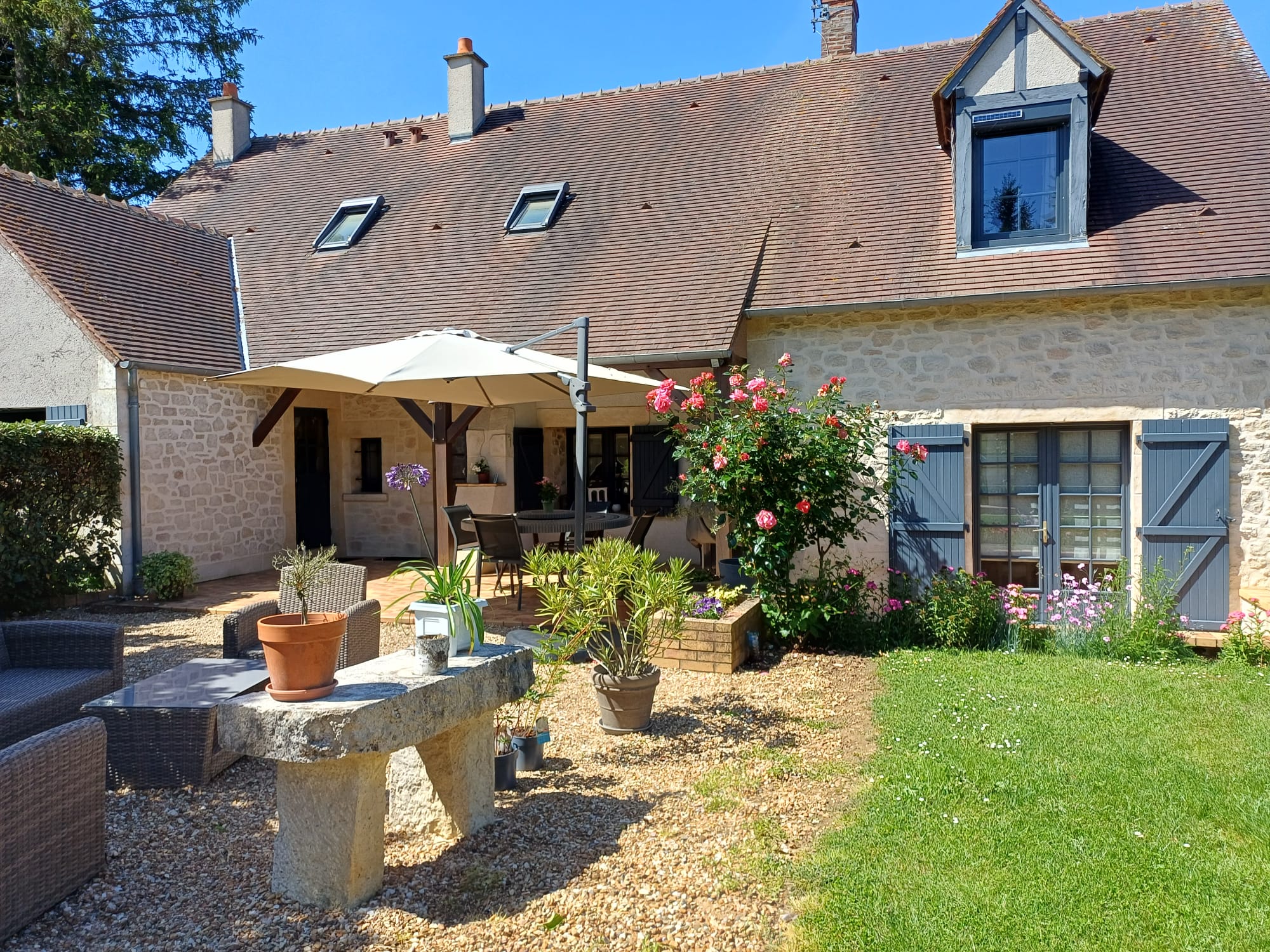 Maison de charme rénovée située à la campagne à 7 kms de Saint Florent sur Cher