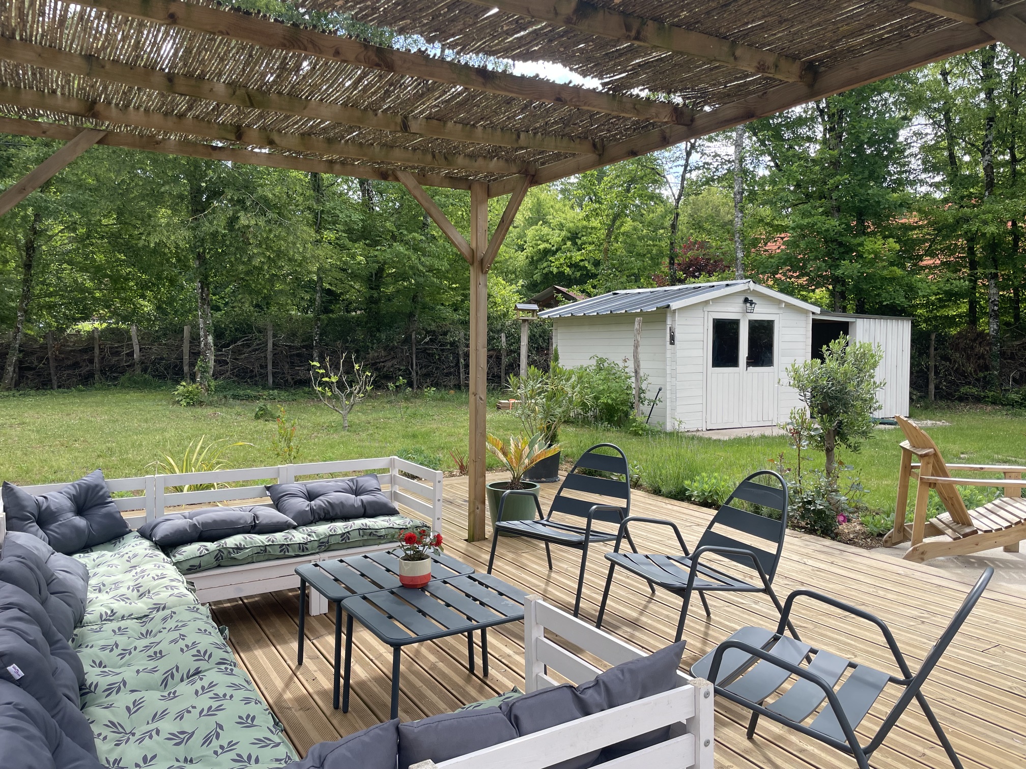 Charmante maison de famille sur 160 m² avec piscine, rénovée avec goût située dans un environnement boisé