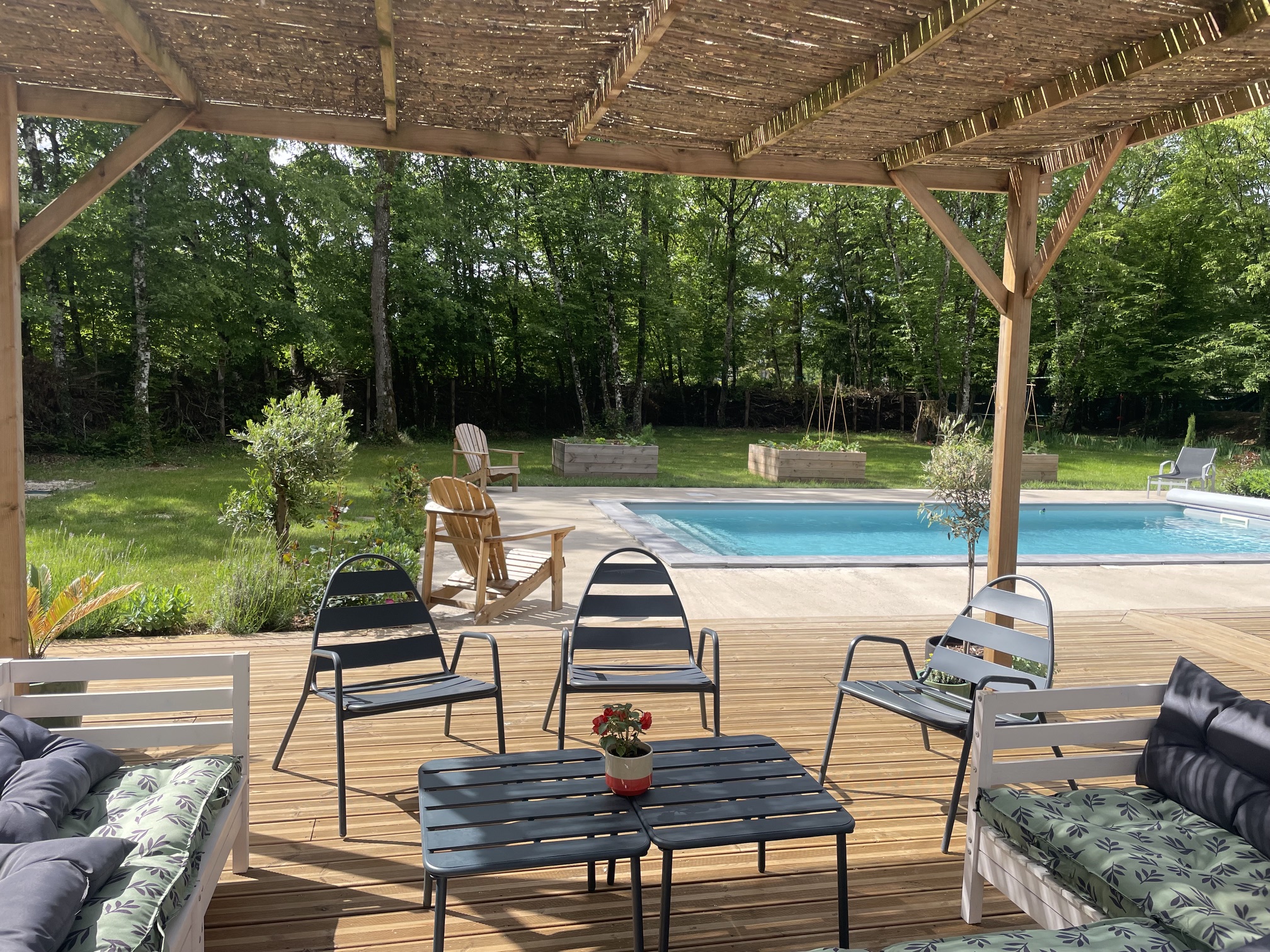Charmante maison de famille sur 160 m² avec piscine, rénovée avec goût située dans un environnement boisé