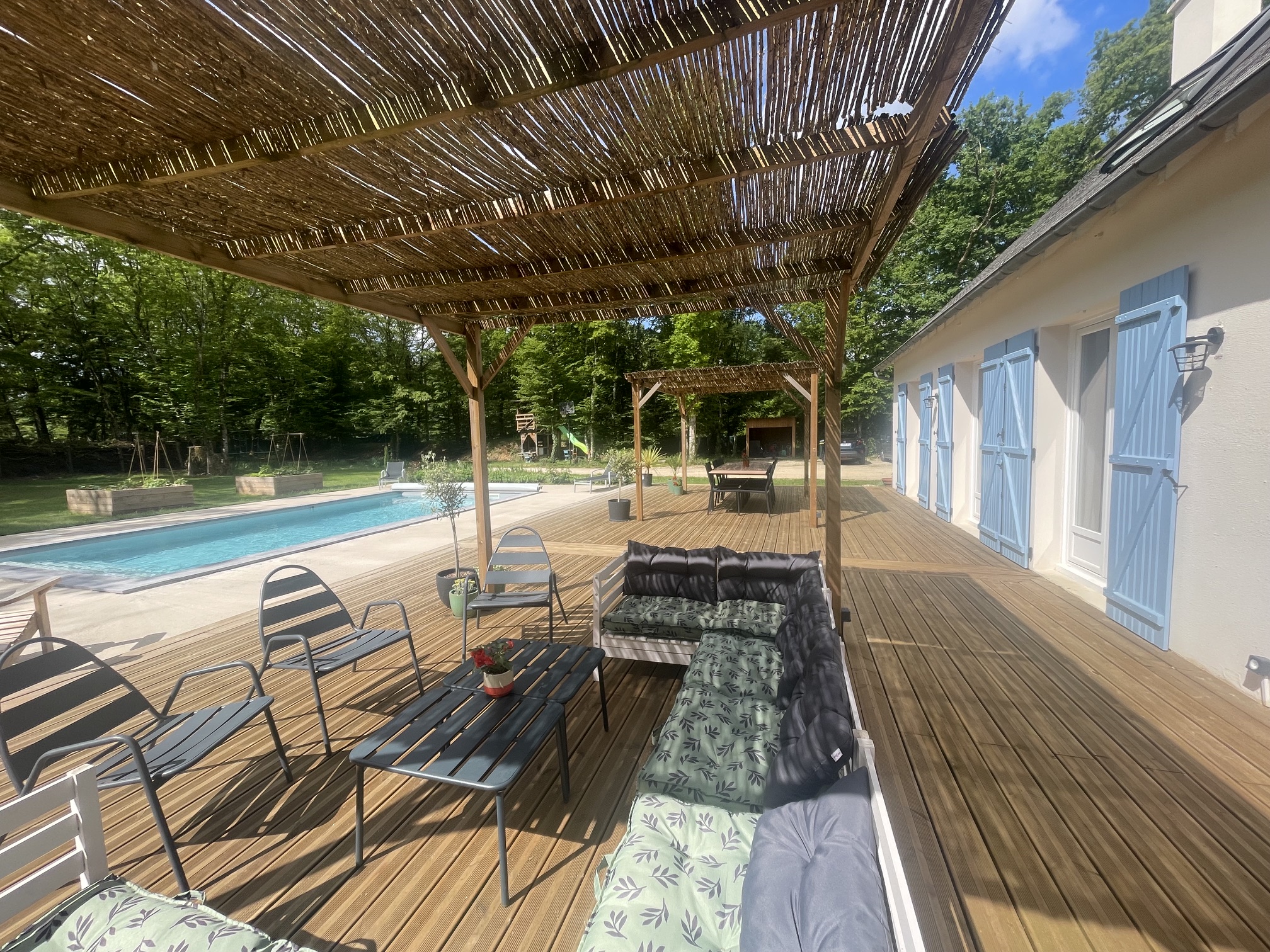 Charmante maison de famille sur 160 m² avec piscine, rénovée avec goût située dans un environnement boisé