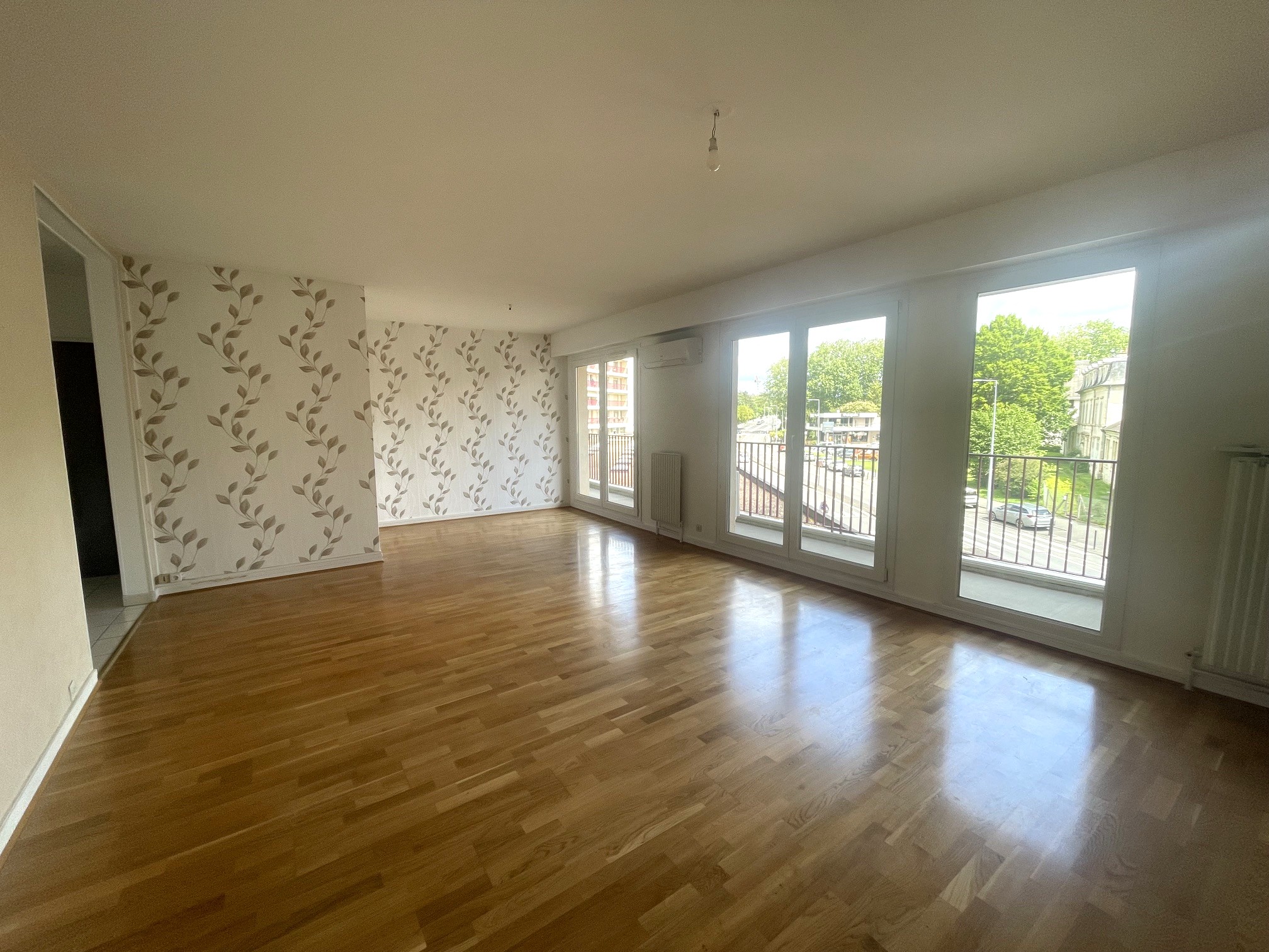 Secteur Prés Fichaux – Bel appartement T5 offrant 107.83m² Carrez avec balcon et stationnement privatif