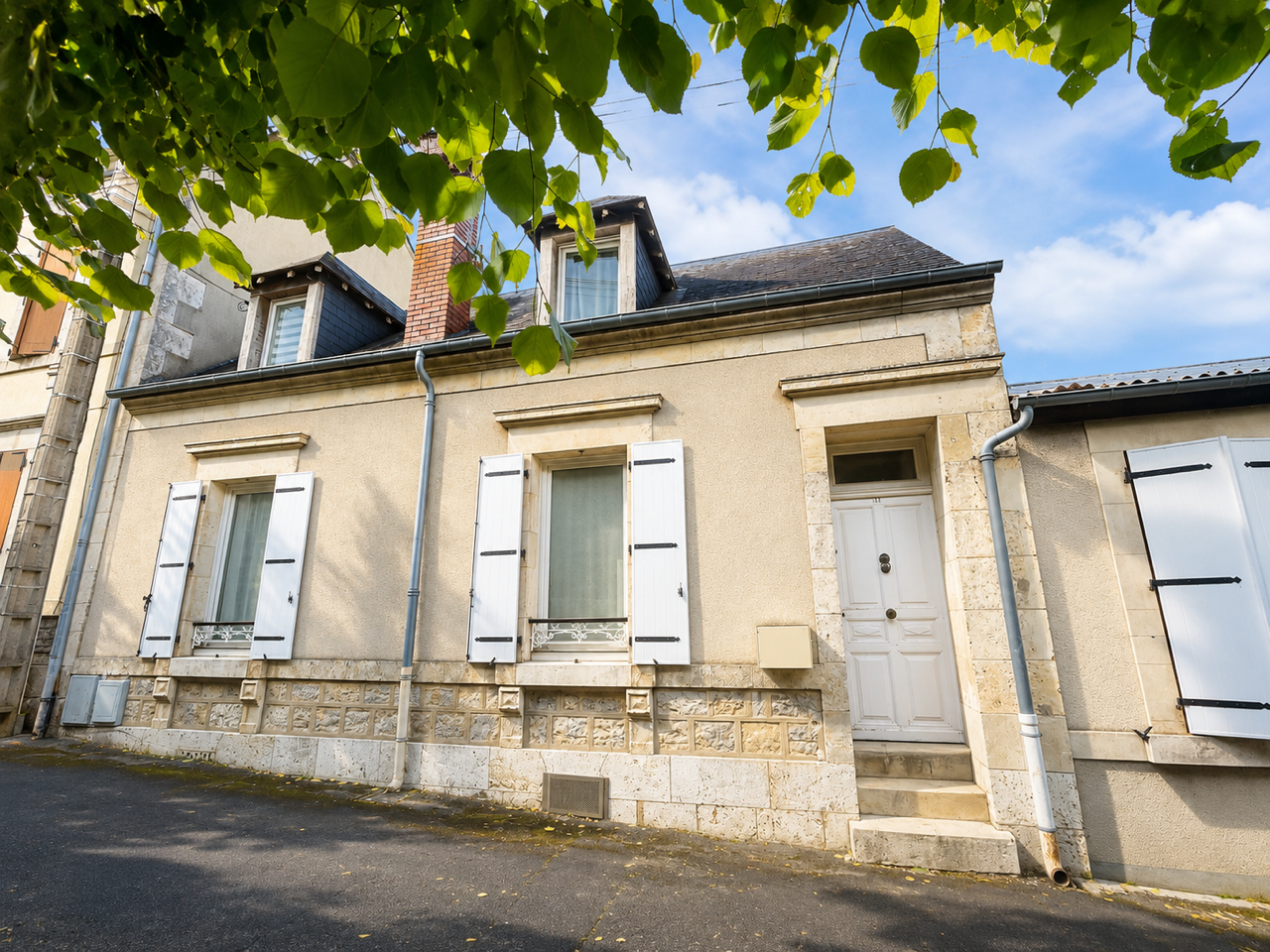 Charmante maison 1930&rsquo;s avec cour arborée et stationnement