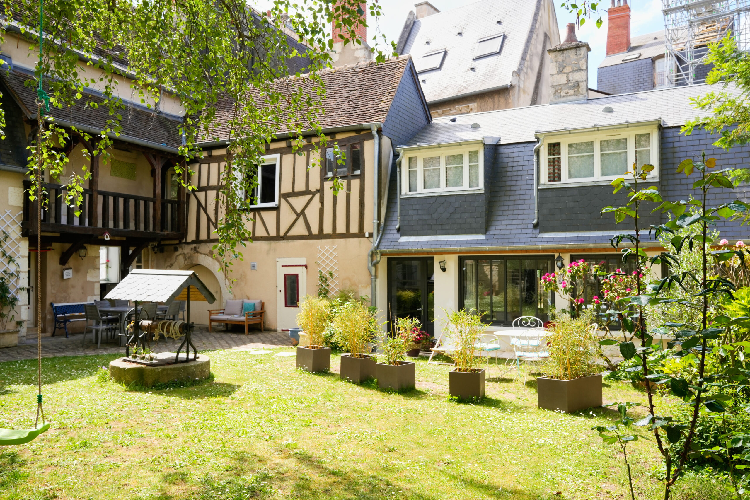 Exceptionnelle maison ancienne située dans le centre ville Historique de Bourges avec garage double et dépendances