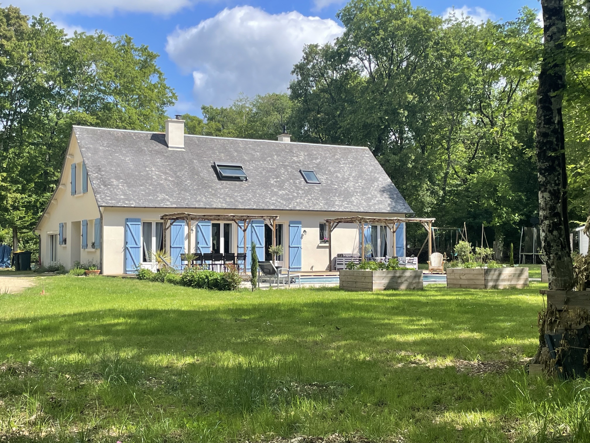 Charmante maison de famille sur 160 m² avec piscine, rénovée avec goût située dans un environnement boisé