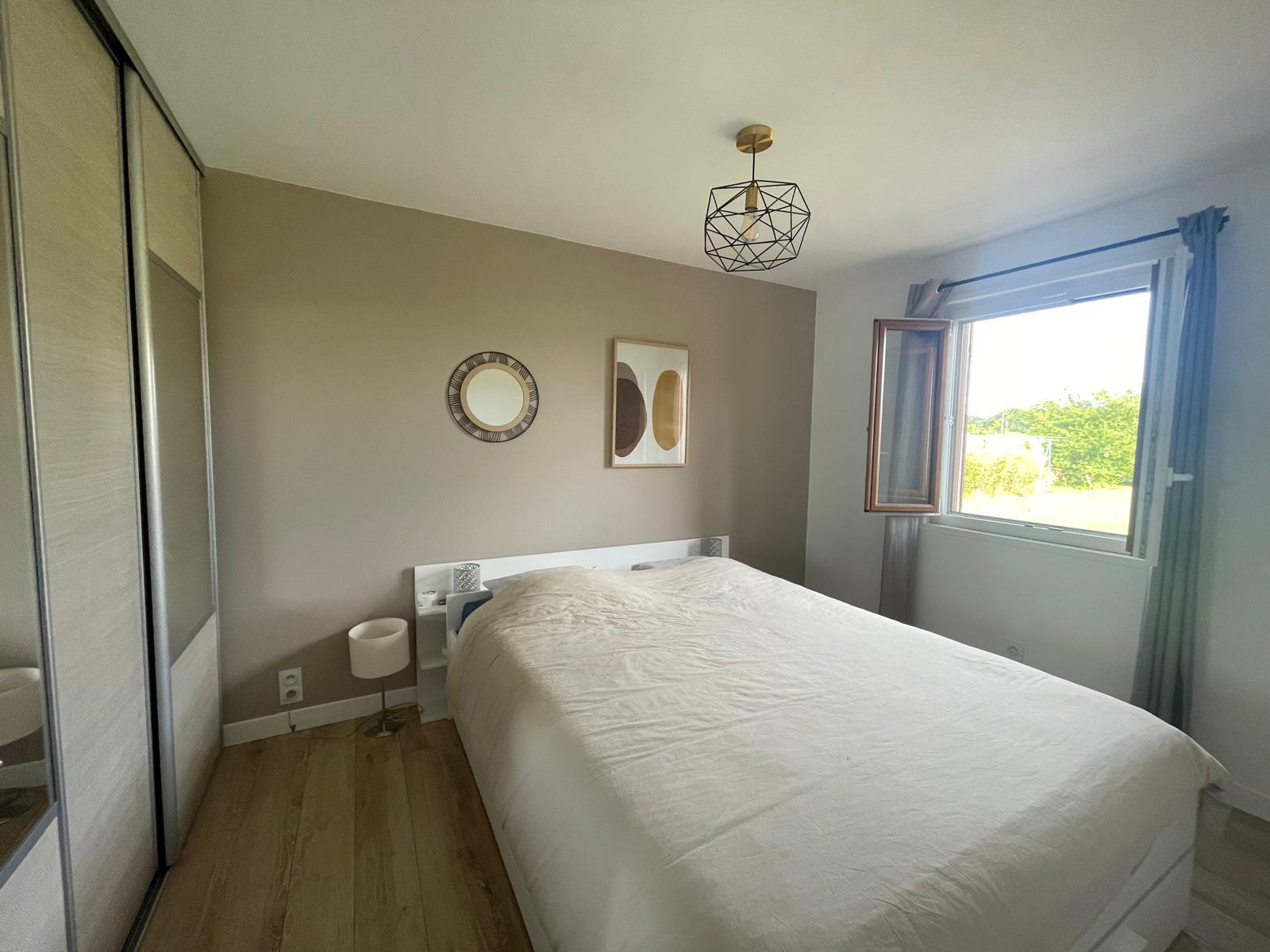 Proche Bourges – Maison traditionnelle offrant 133m² habitable avec jardin et bâtiment garage