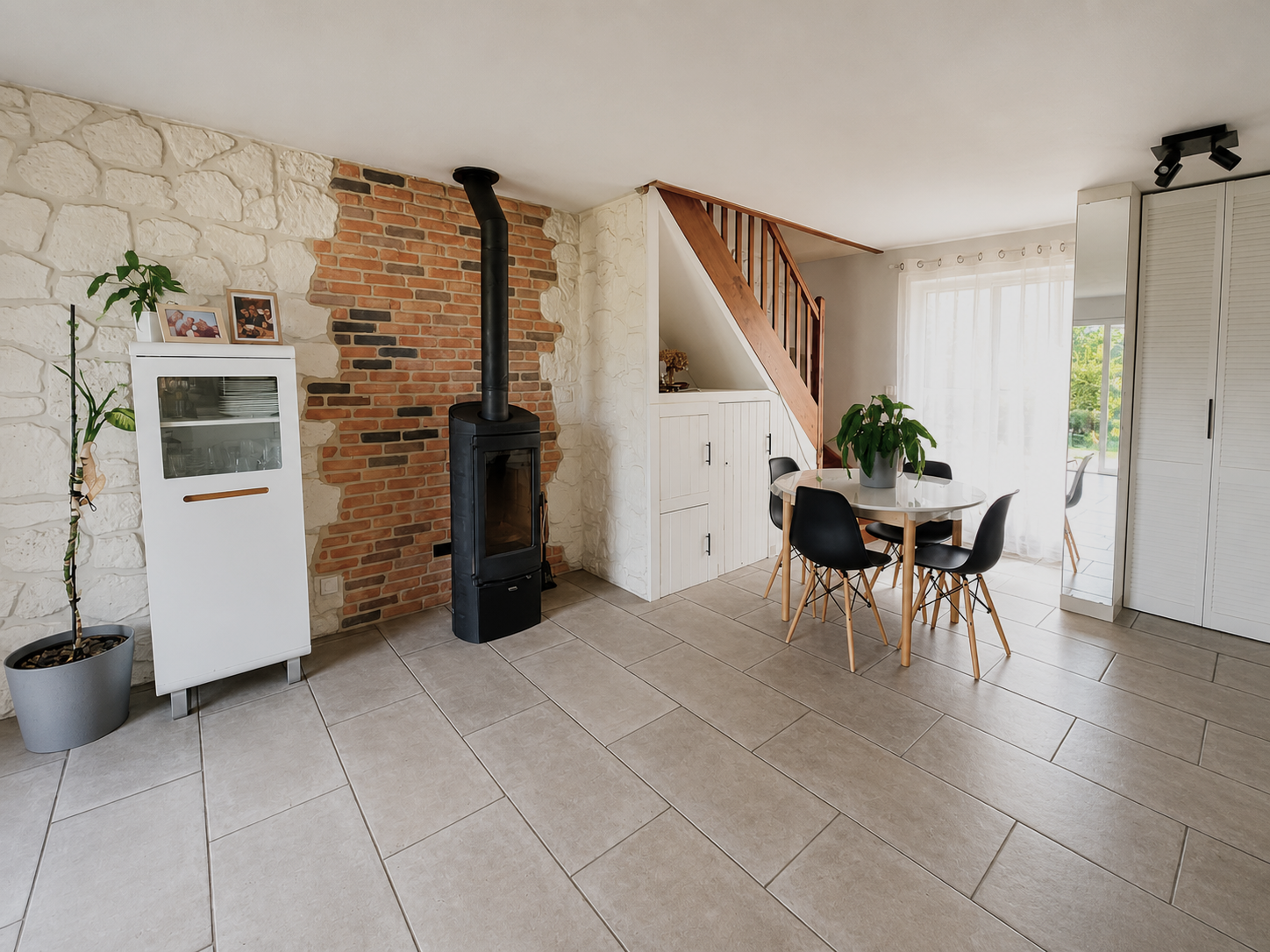 Proche Bourges – Maison traditionnelle offrant 133m² habitable avec jardin et bâtiment garage