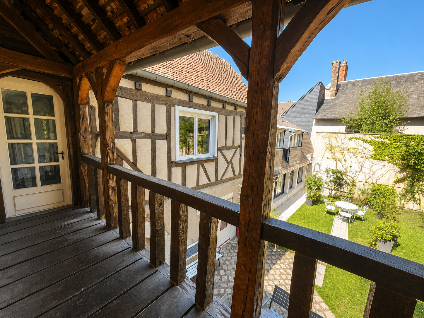 Exceptionnelle maison ancienne située dans le centre ville Historique de Bourges avec garage double et dépendances
