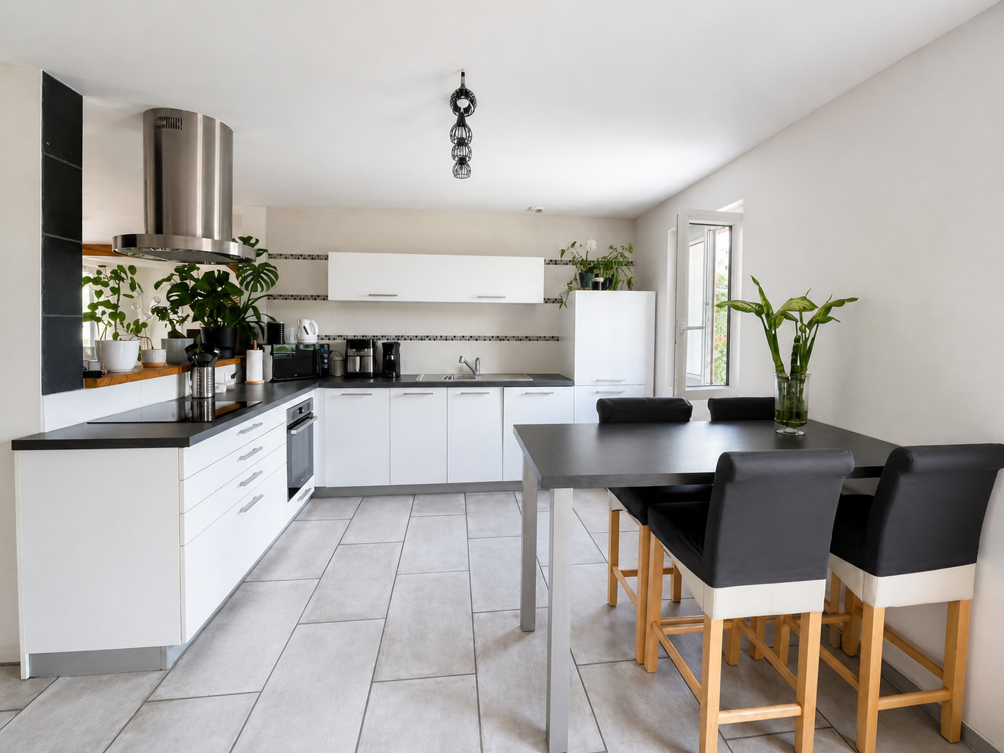Proche Bourges – Maison traditionnelle offrant 133m² habitable avec jardin et bâtiment garage