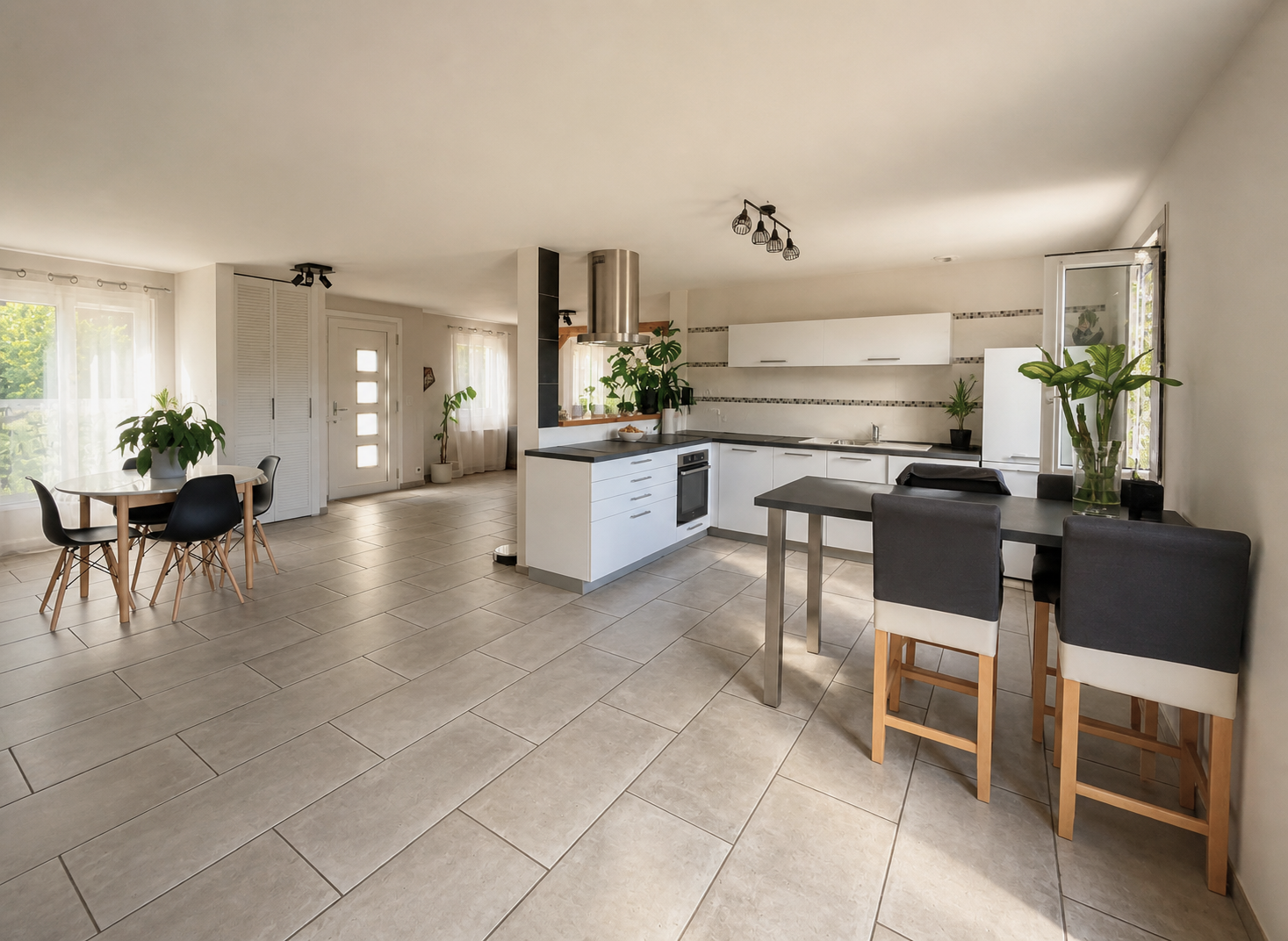 Proche Bourges – Maison traditionnelle offrant 133m² habitable avec jardin et bâtiment garage