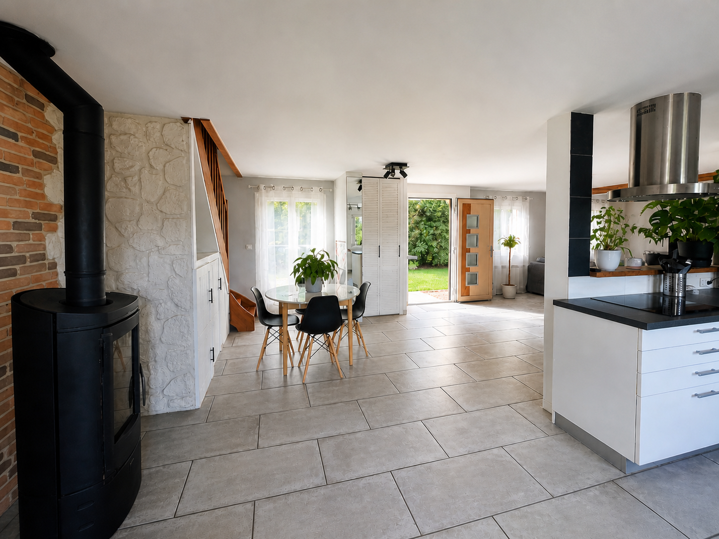 Proche Bourges – Maison traditionnelle offrant 133m² habitable avec jardin et bâtiment garage