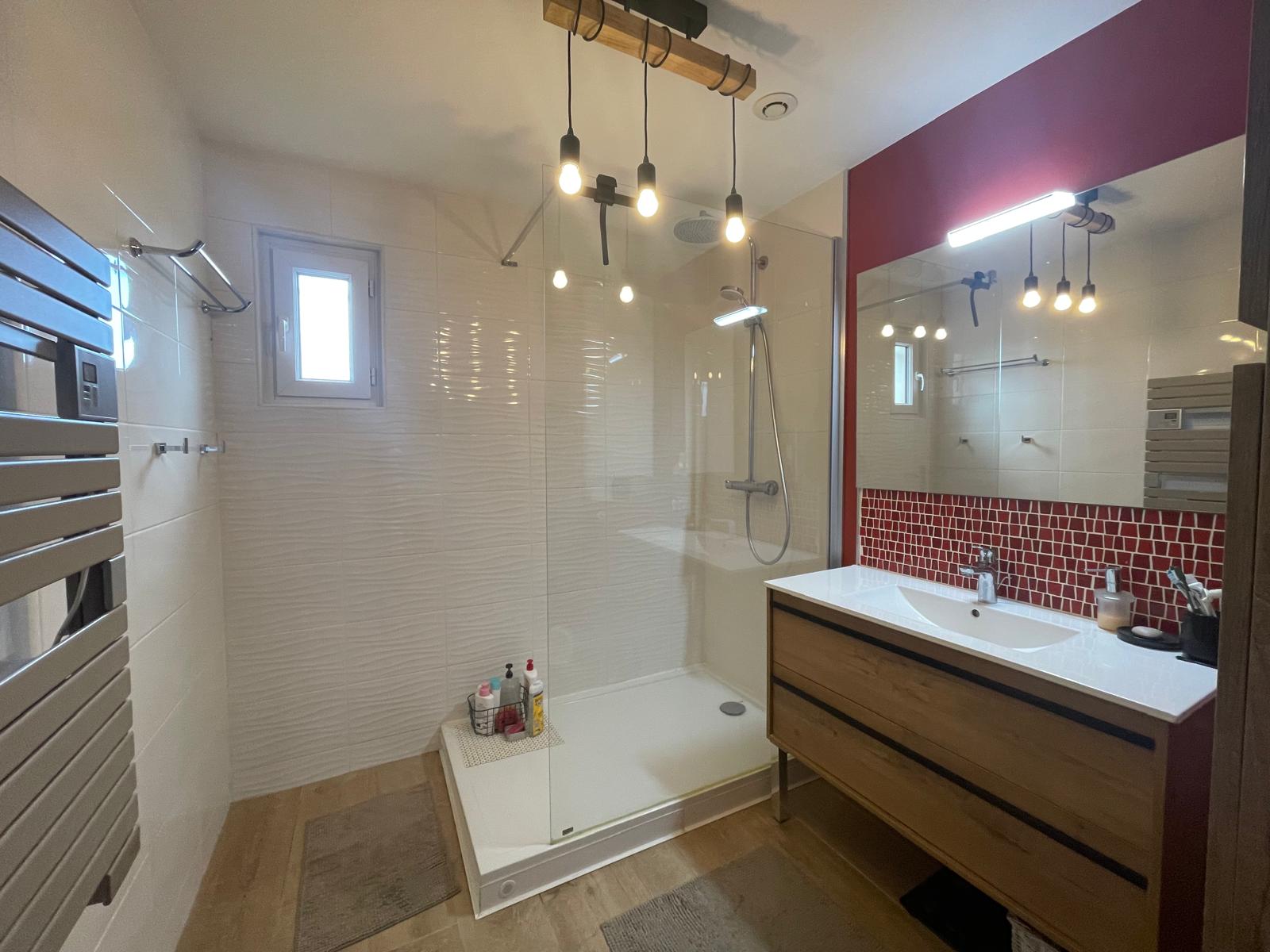 Proche Bourges – Maison traditionnelle offrant 133m² habitable avec jardin et bâtiment garage