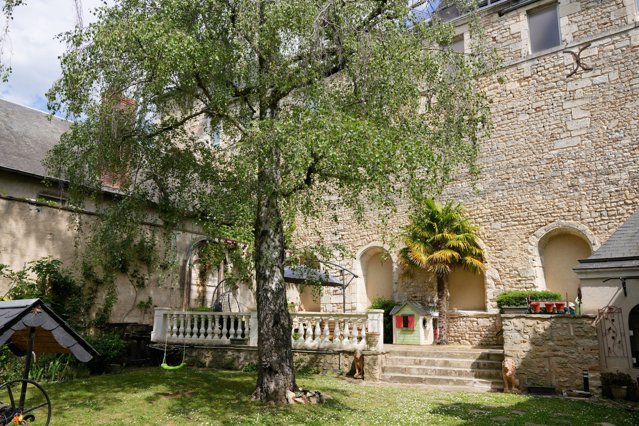 Exceptionnelle maison ancienne située dans le centre ville Historique de Bourges avec garage double et dépendances