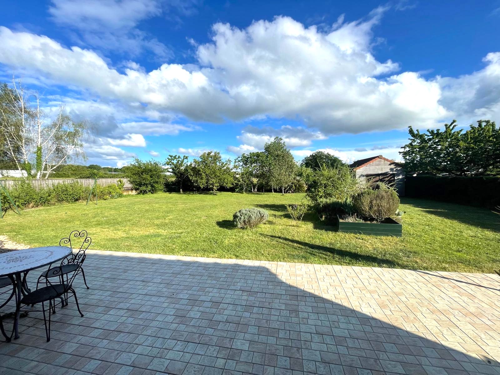 Proche Bourges – Maison traditionnelle offrant 133m² habitable avec jardin et bâtiment garage