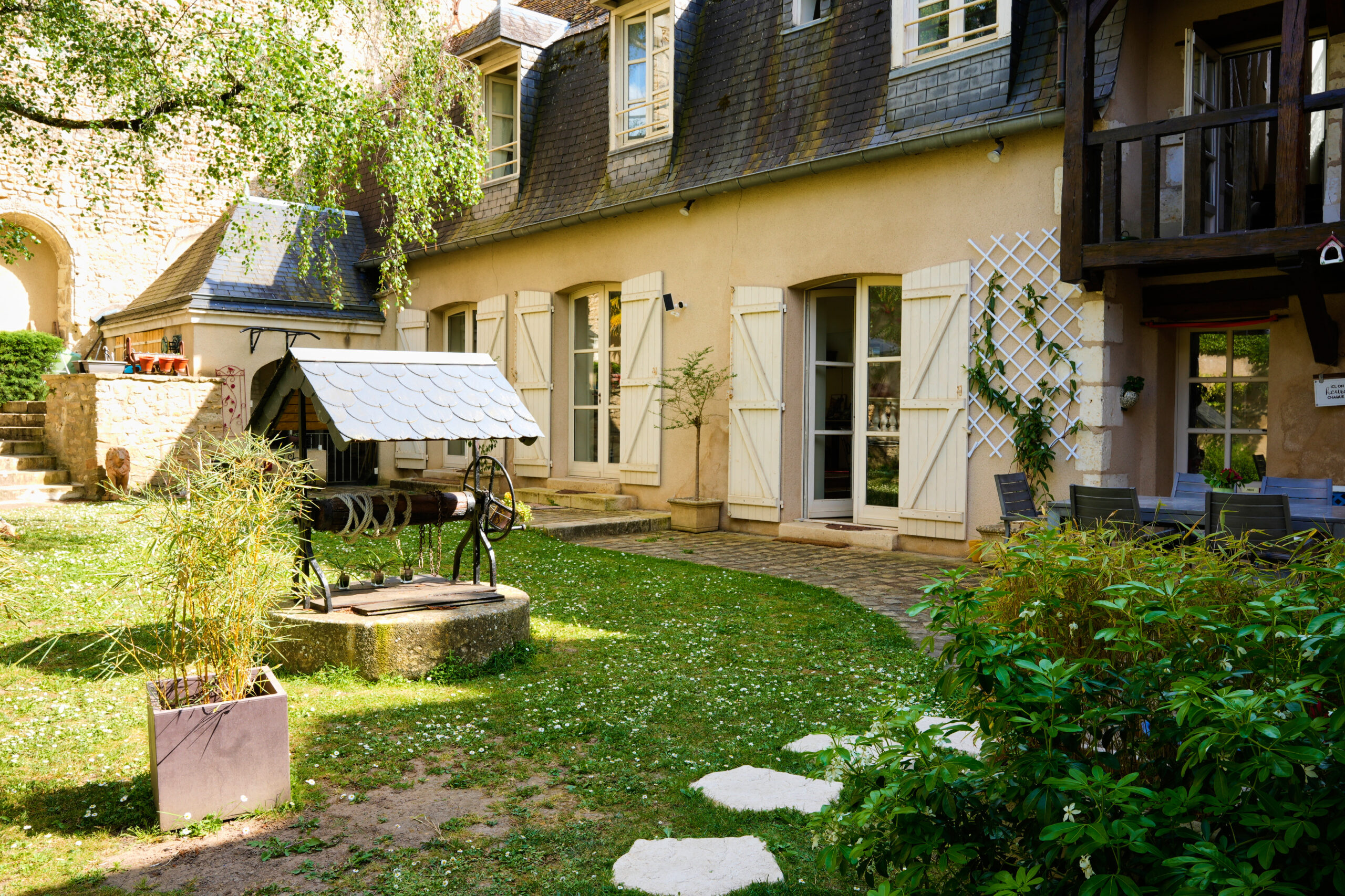 Exceptionnelle maison ancienne située dans le centre ville Historique de Bourges avec garage double et dépendances
