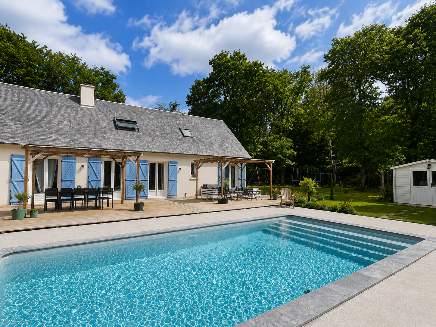Charmante maison de famille sur 160 m² avec piscine, rénovée avec goût située dans un environnement boisé