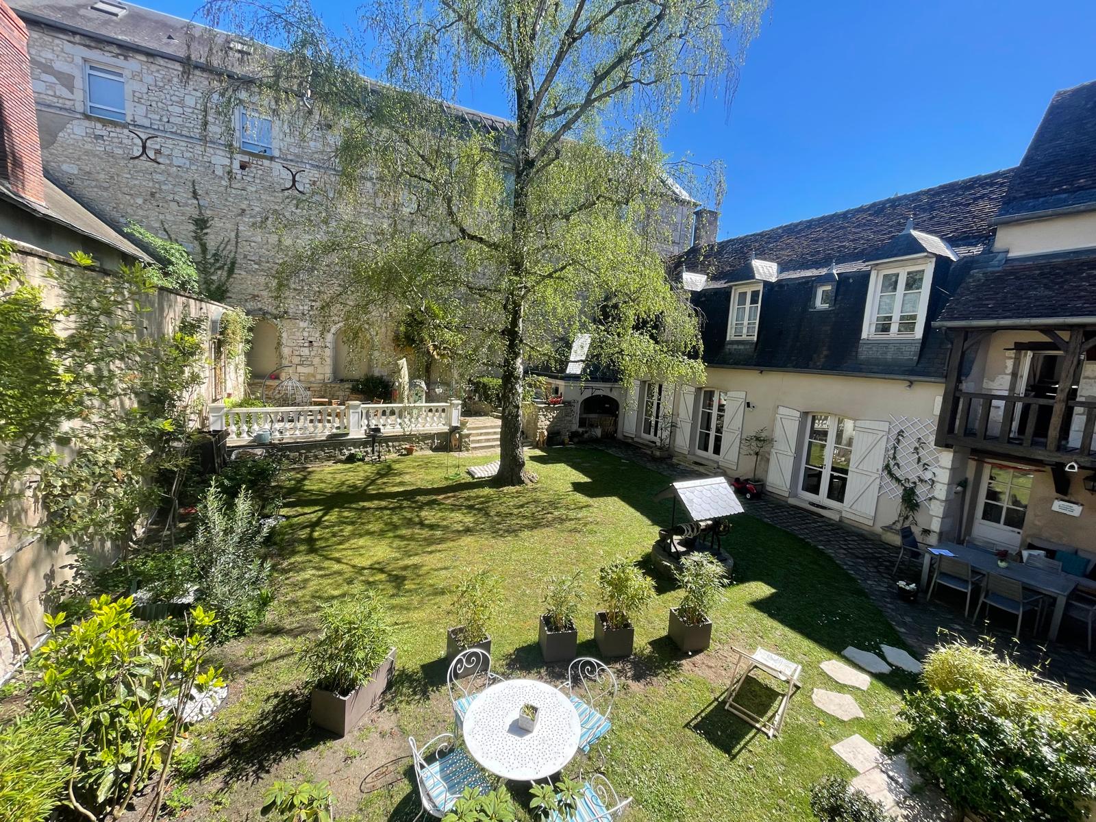 Exceptionnelle maison ancienne située dans le centre ville Historique de Bourges avec garage double et dépendances