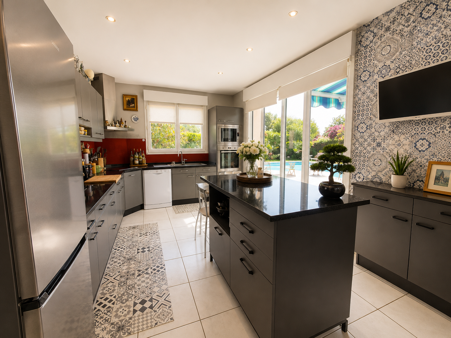 Saint-Doulchard – Maison contemporaine offrant 264m² avec jardin et piscine