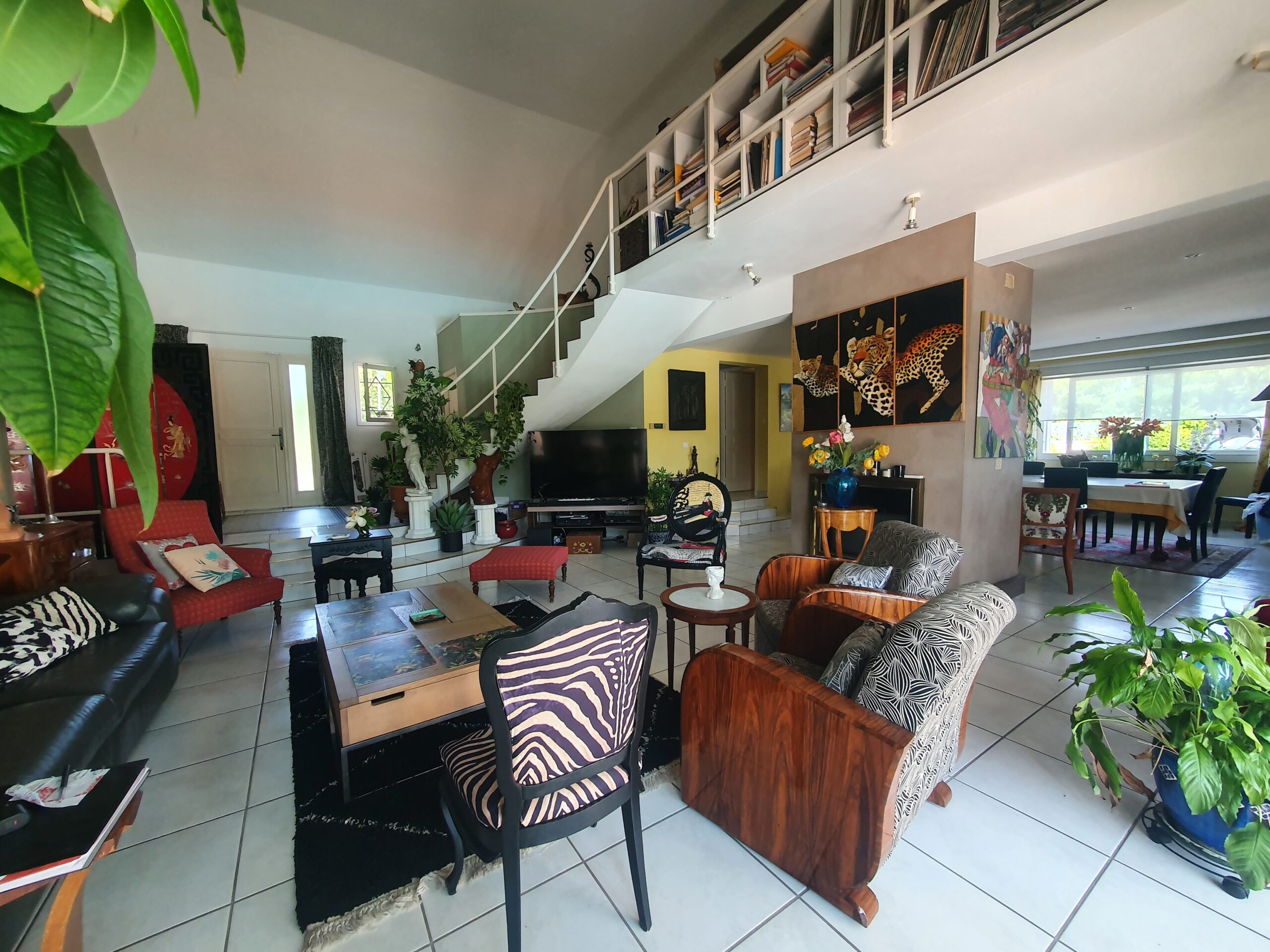 Saint-Doulchard – Maison contemporaine offrant 264m² avec jardin et piscine