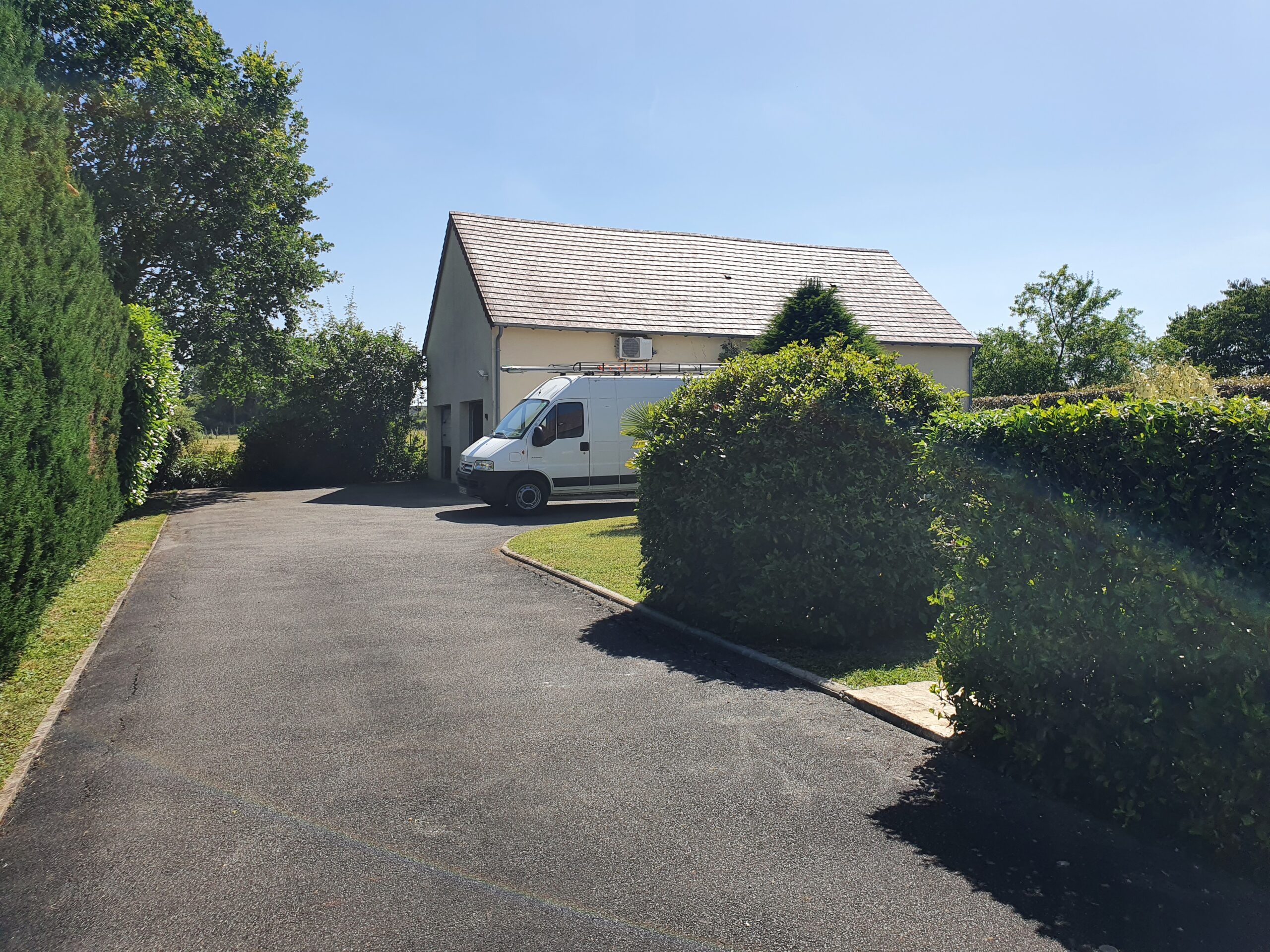Jolie maison traditionnelle avec piscine et bâtiment à usage de garages et vaste atelier.