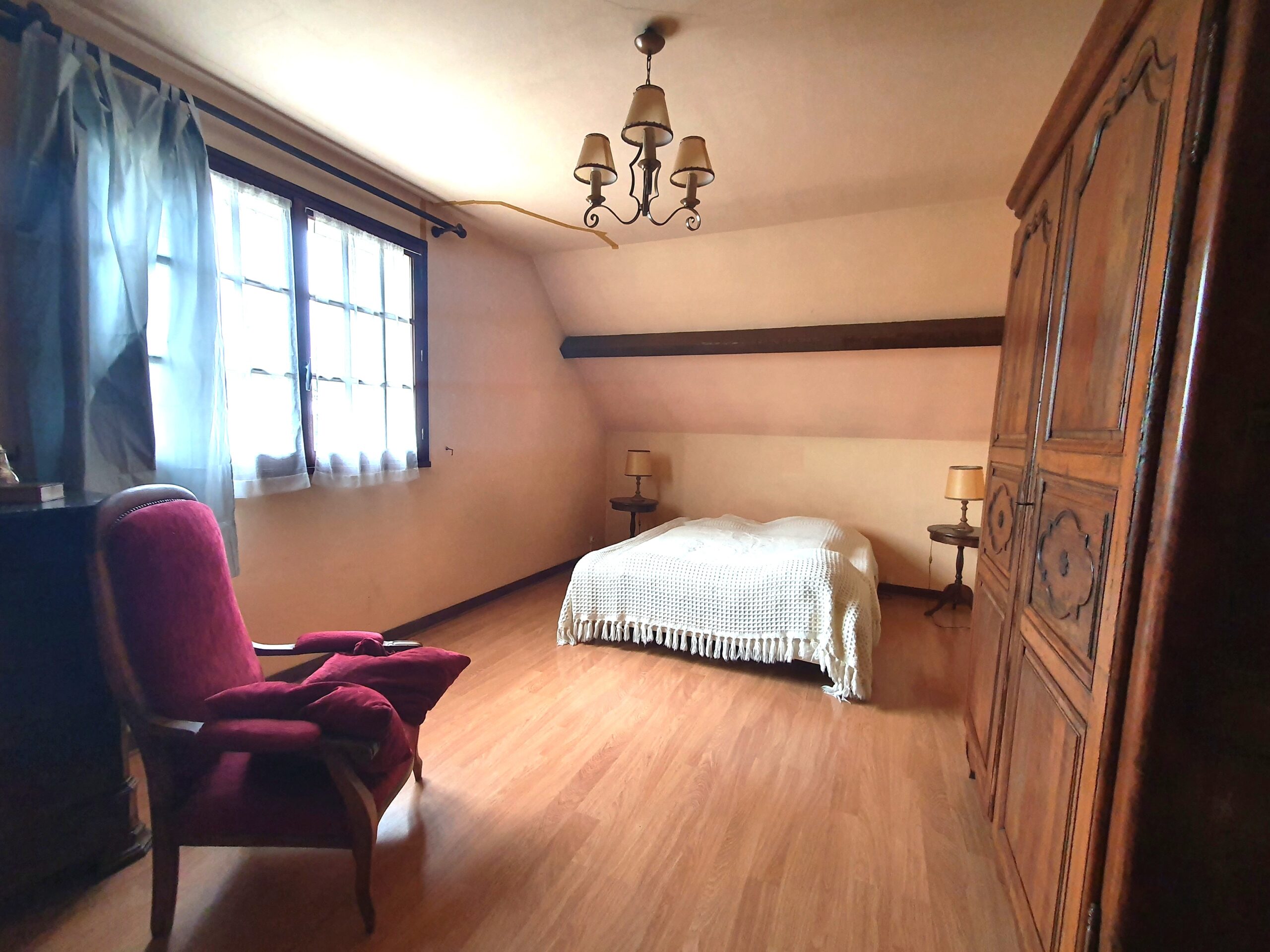 Dun-sur-Auron – Maison de village offrant env 270m² avec beau jardin