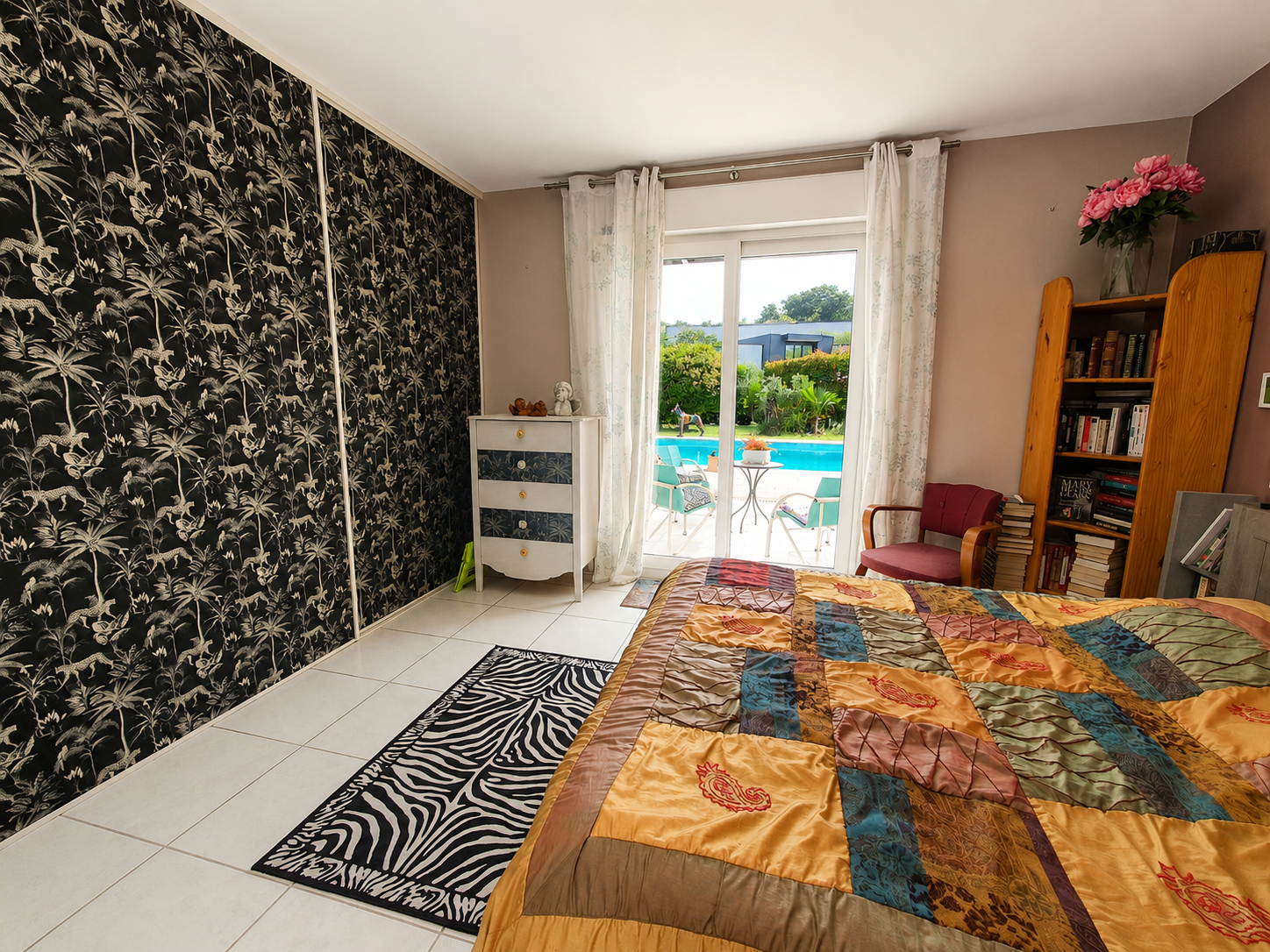 Saint-Doulchard – Maison contemporaine offrant 264m² avec jardin et piscine