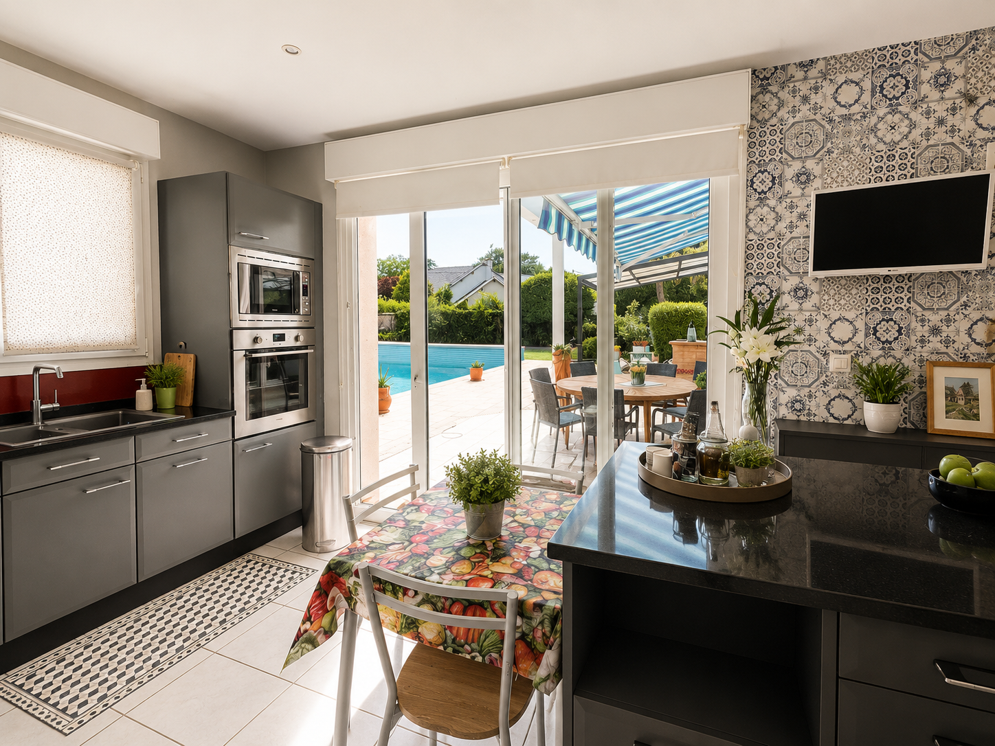 Saint-Doulchard – Maison contemporaine offrant 264m² avec jardin et piscine