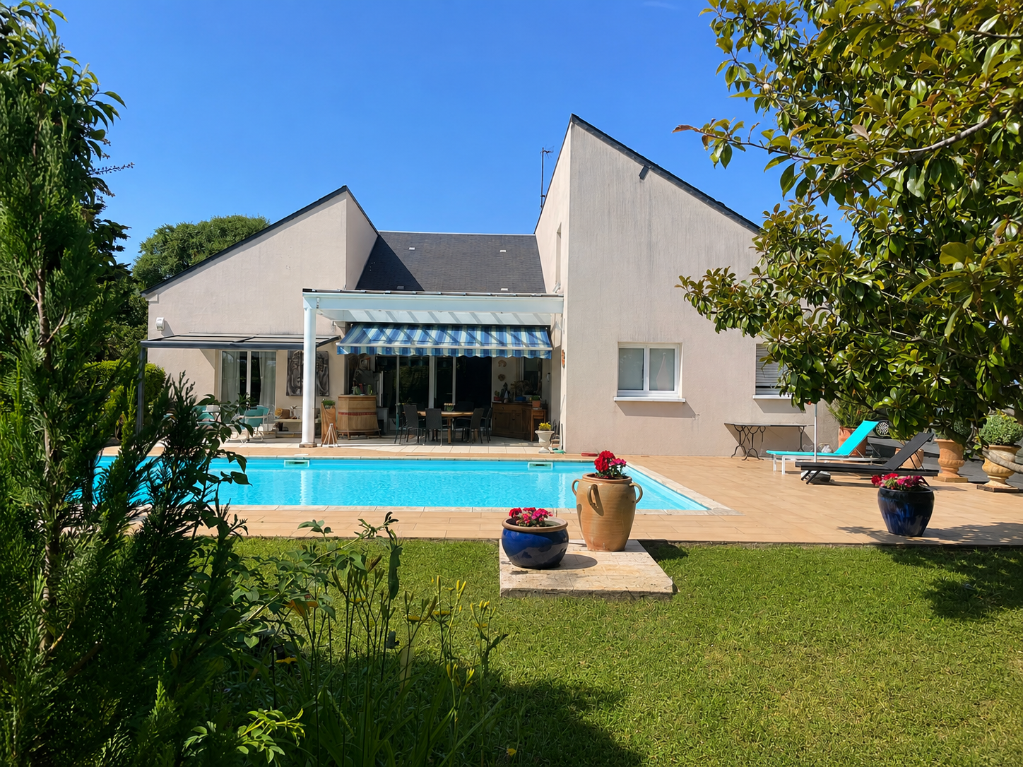 Saint-Doulchard – Maison contemporaine offrant 264m² avec jardin et piscine - Image principale