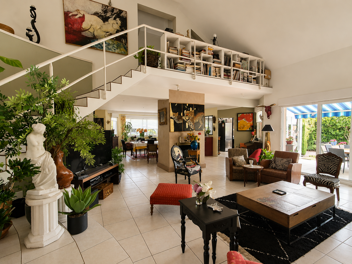 Saint-Doulchard – Maison contemporaine offrant 264m² avec jardin et piscine