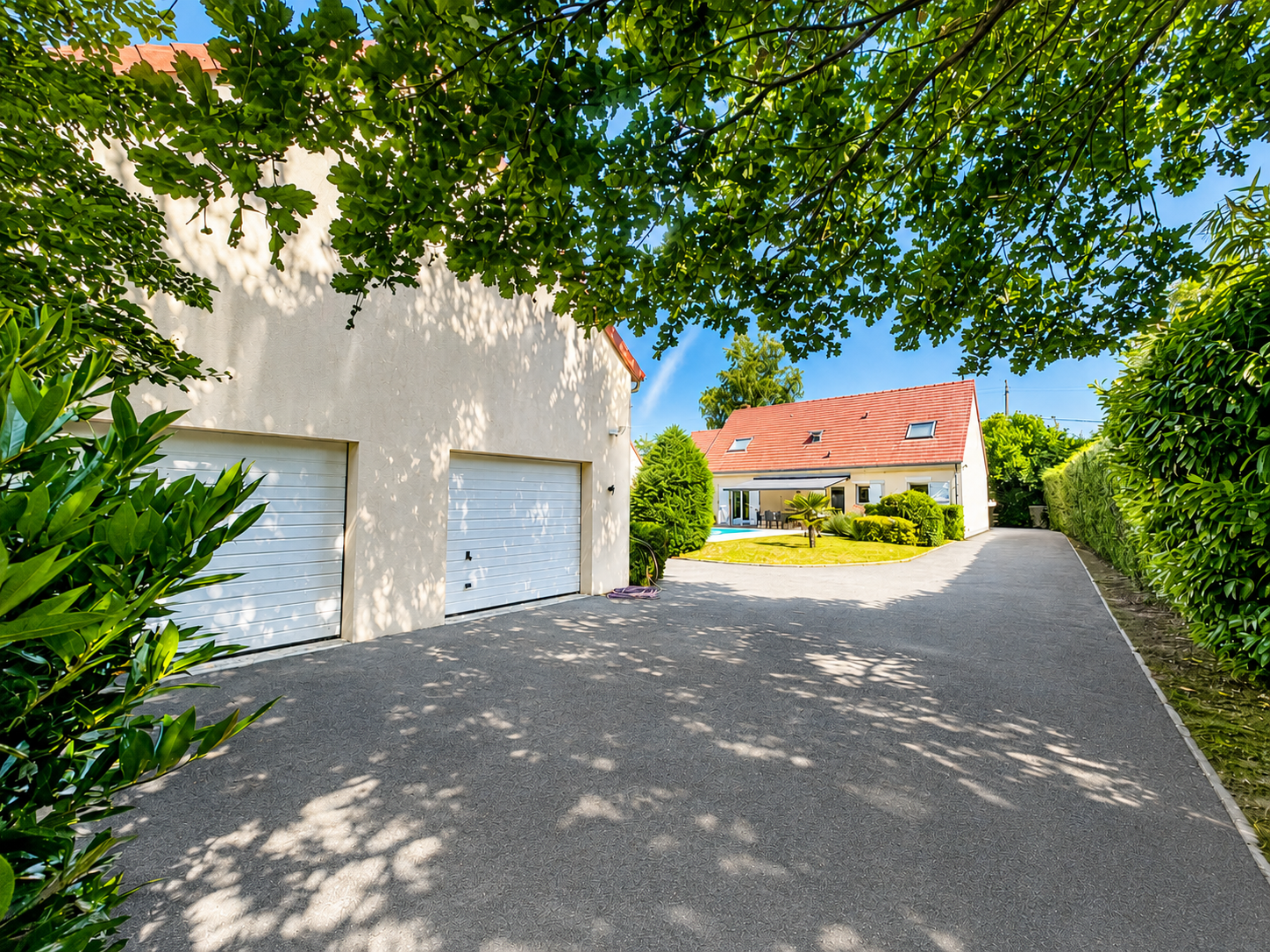 Jolie maison traditionnelle avec piscine et bâtiment à usage de garages et vaste atelier.