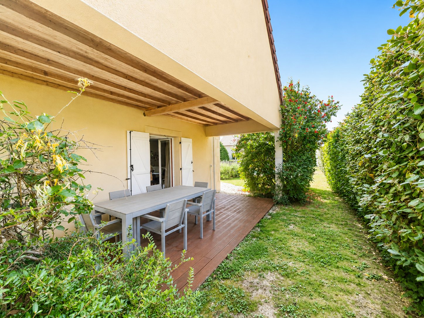 Jolie maison traditionnelle avec piscine et bâtiment à usage de garages et vaste atelier.