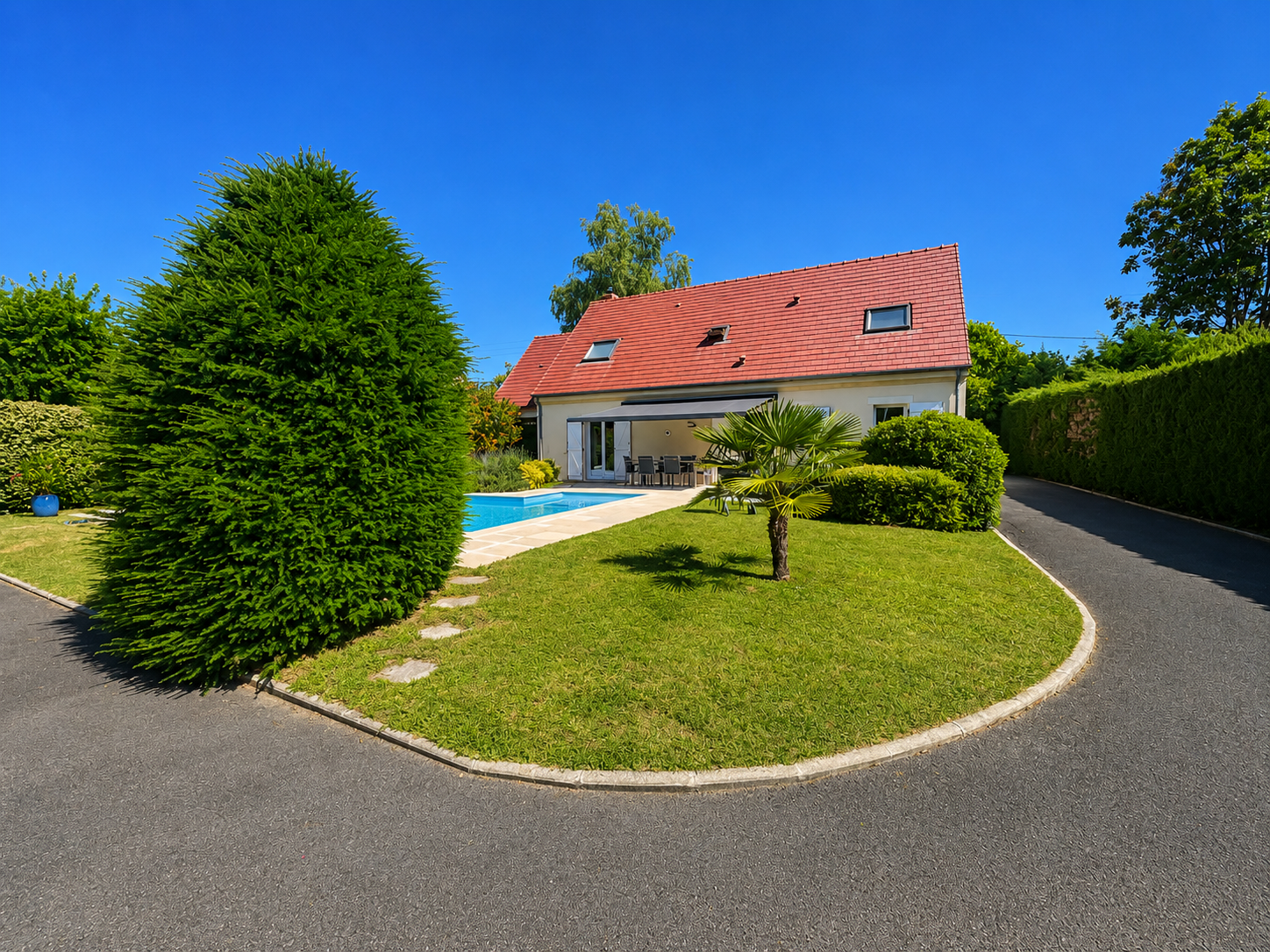 Jolie maison traditionnelle avec piscine et bâtiment à usage de garages et vaste atelier.