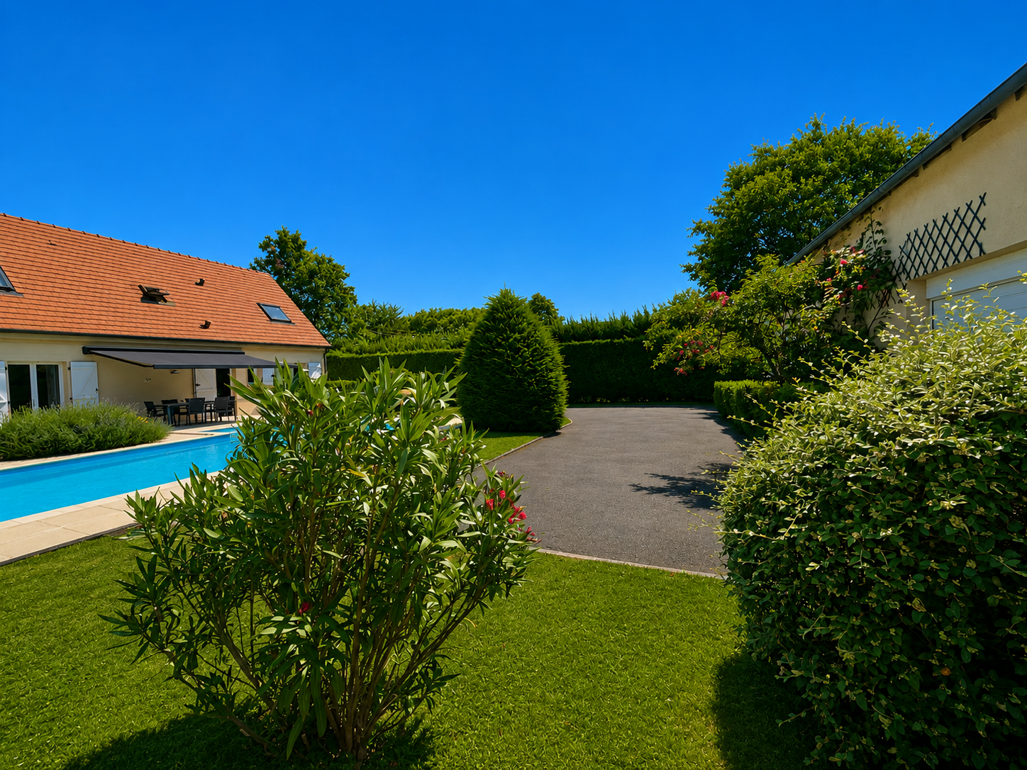 Jolie maison traditionnelle avec piscine et bâtiment à usage de garages et vaste atelier.