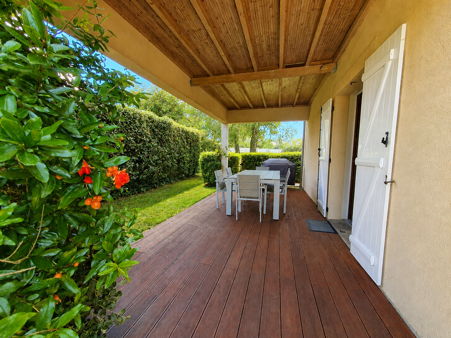 Jolie maison traditionnelle avec piscine et bâtiment à usage de garages et vaste atelier.