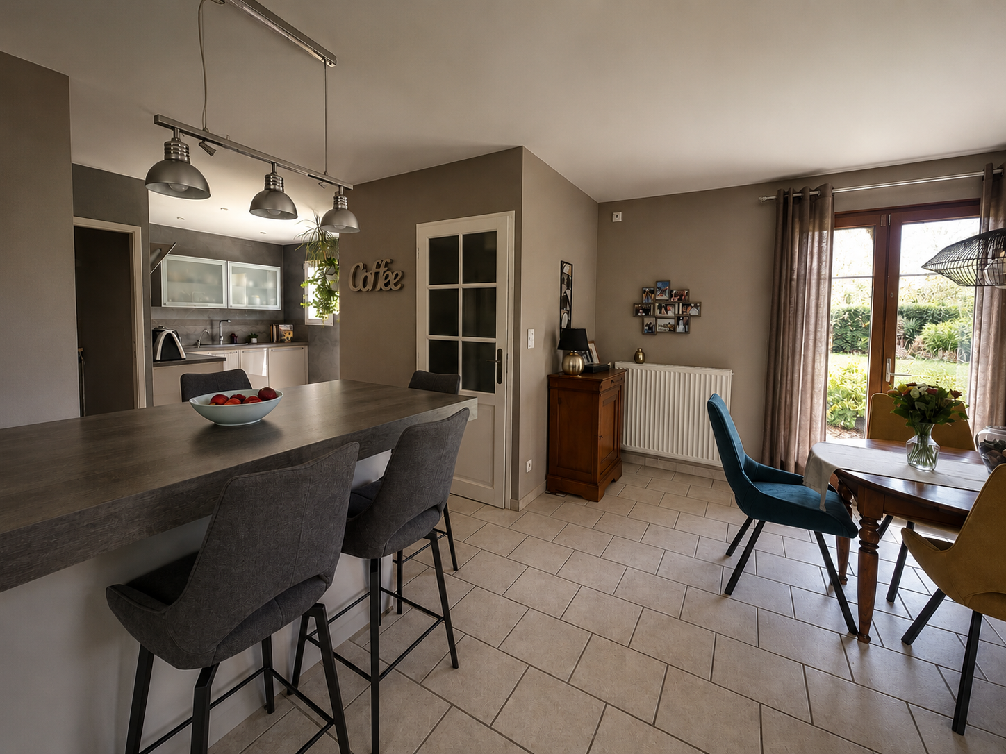 Jolie maison traditionnelle avec piscine et bâtiment à usage de garages et vaste atelier.