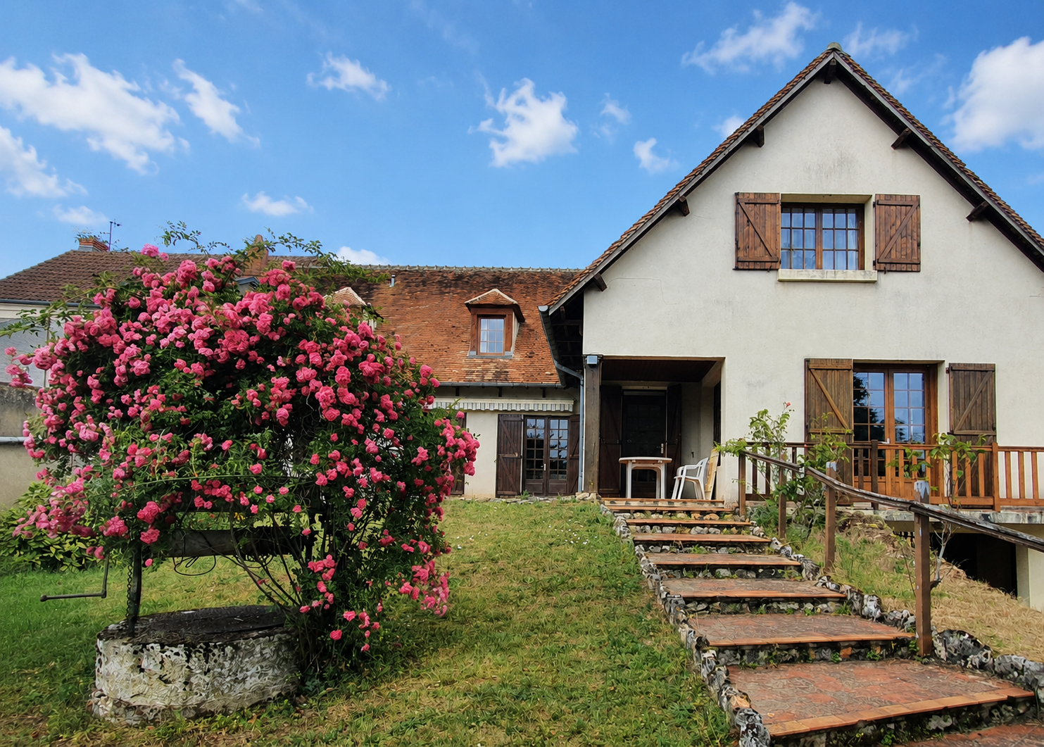Dun-sur-Auron – Maison de village offrant env 270m² avec beau jardin - Image principale