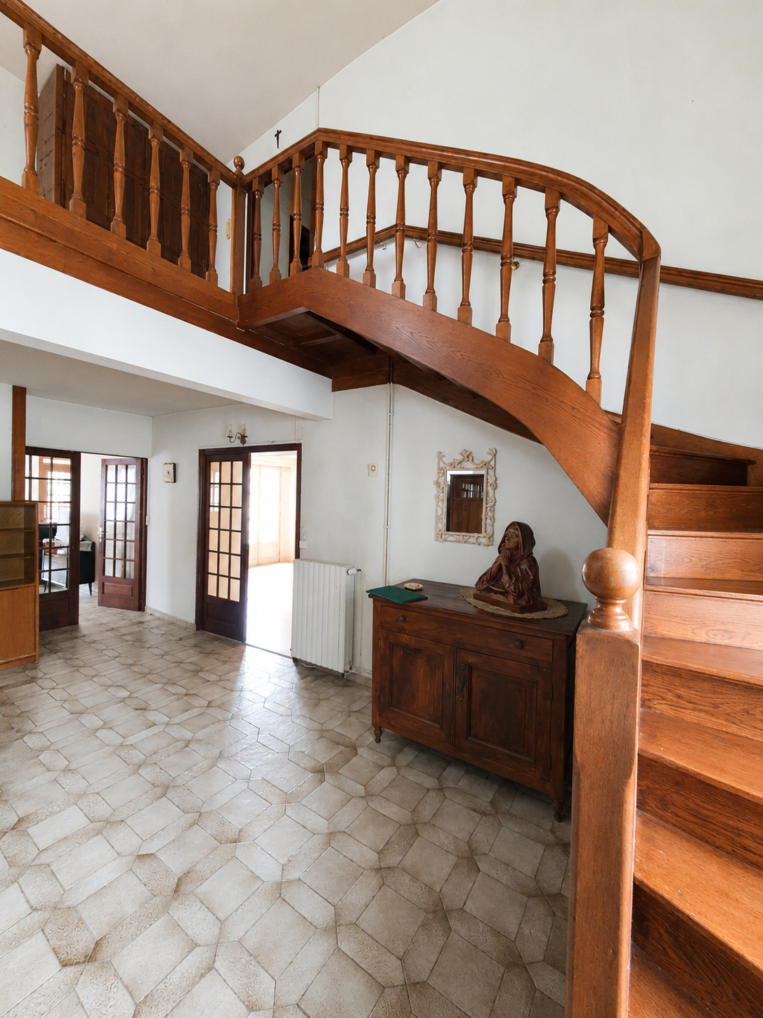 Dun-sur-Auron – Maison de village offrant env 270m² avec beau jardin