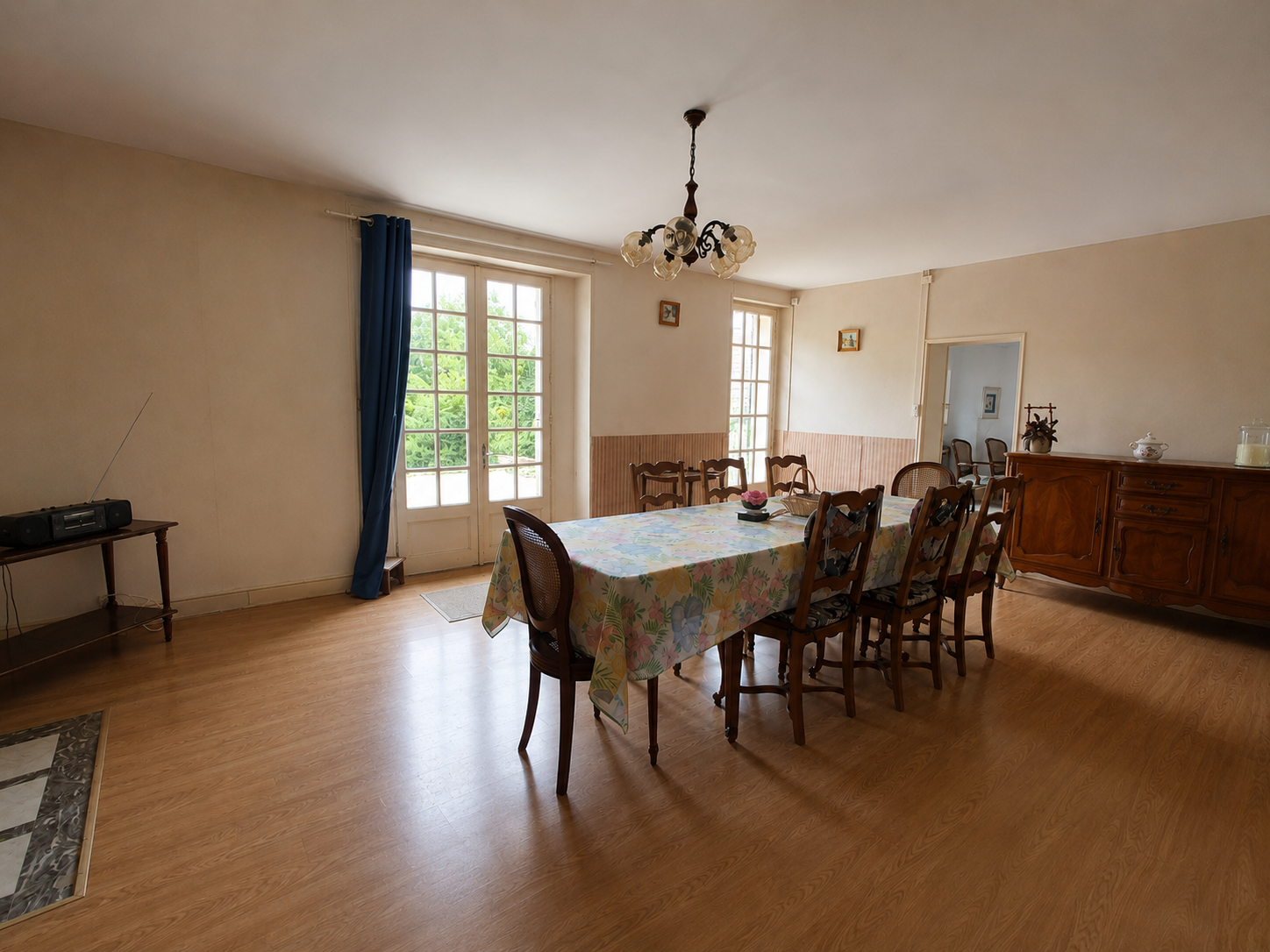 Dun-sur-Auron – Maison de village offrant env 270m² avec beau jardin